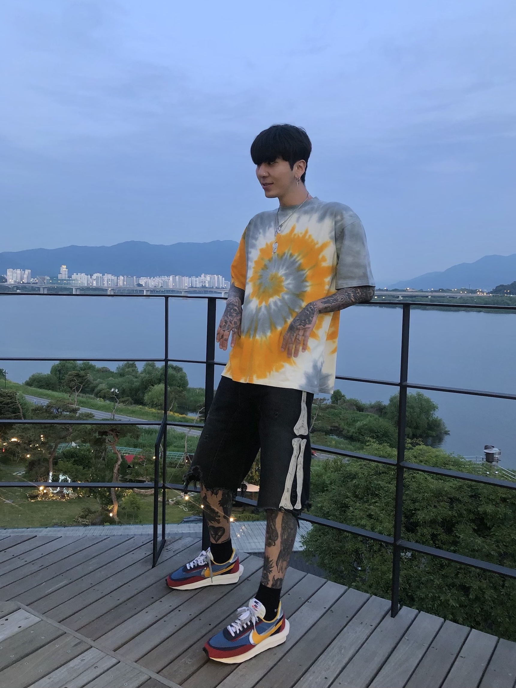 Nike x Sacai LDWaffle Blue Multi, Kapital 14 oz. Denim 5P Bone Embroidery Short Pants Black 착용 스타일 - 2