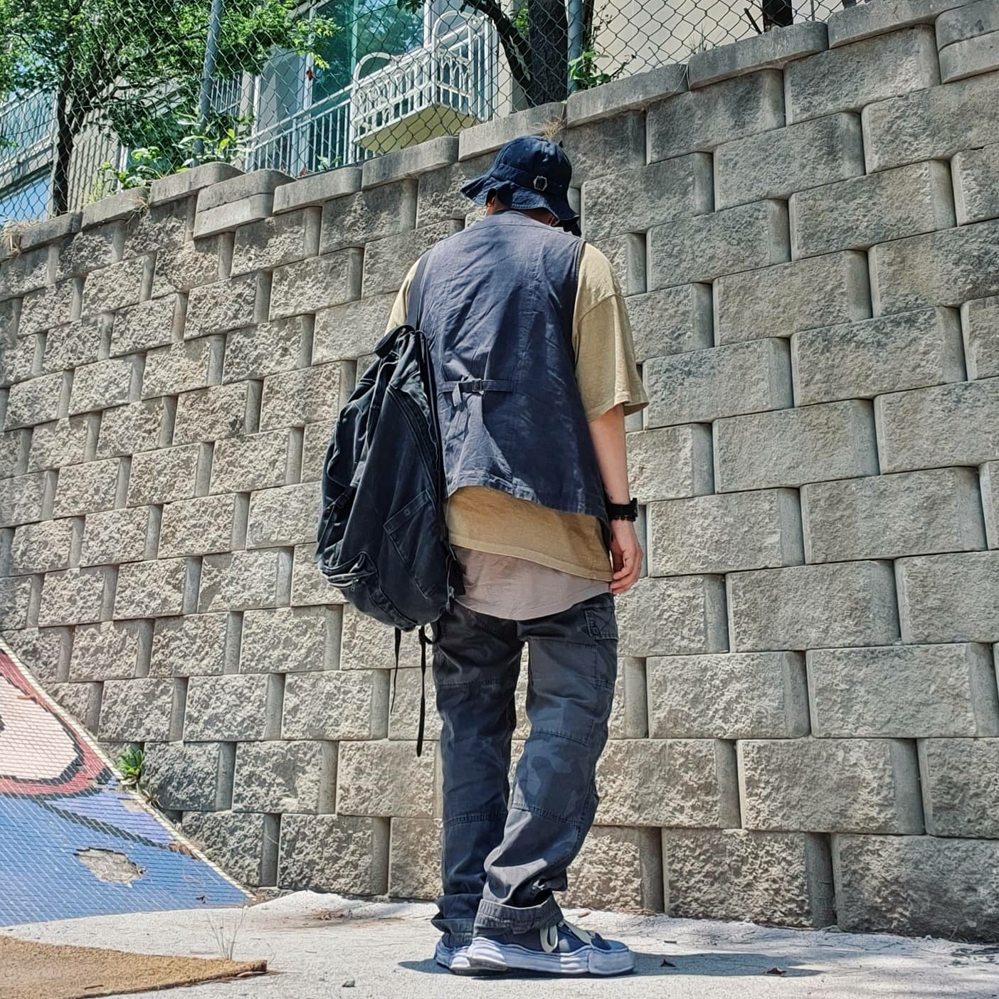 Maison Mihara Yasuhiro x Nigel Cabourn Low Cut Overdyed Sneakers Black 착용 스타일 - 2