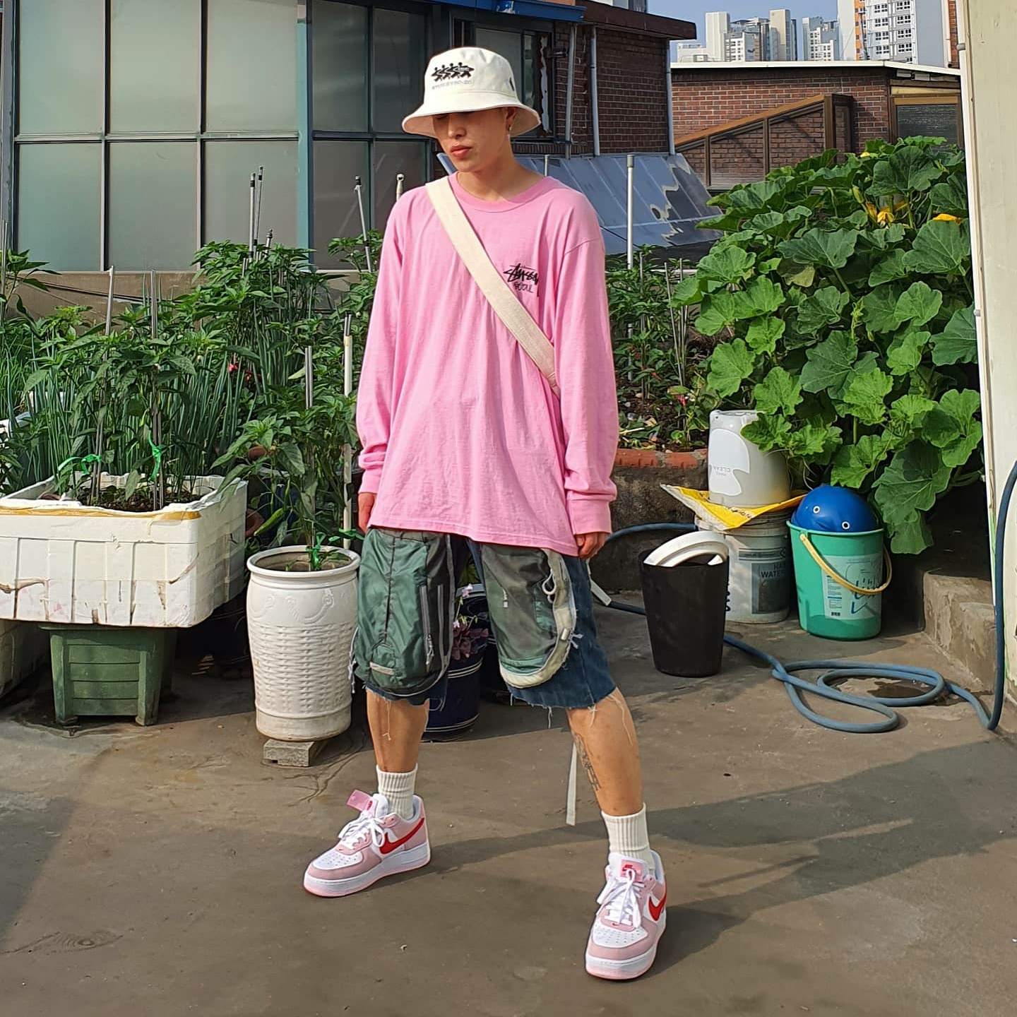 Nike Air Force 1 '07 QS Valentine's Day, Stussy x CDG Canvas Bucket Hat 착용 스타일 - 1