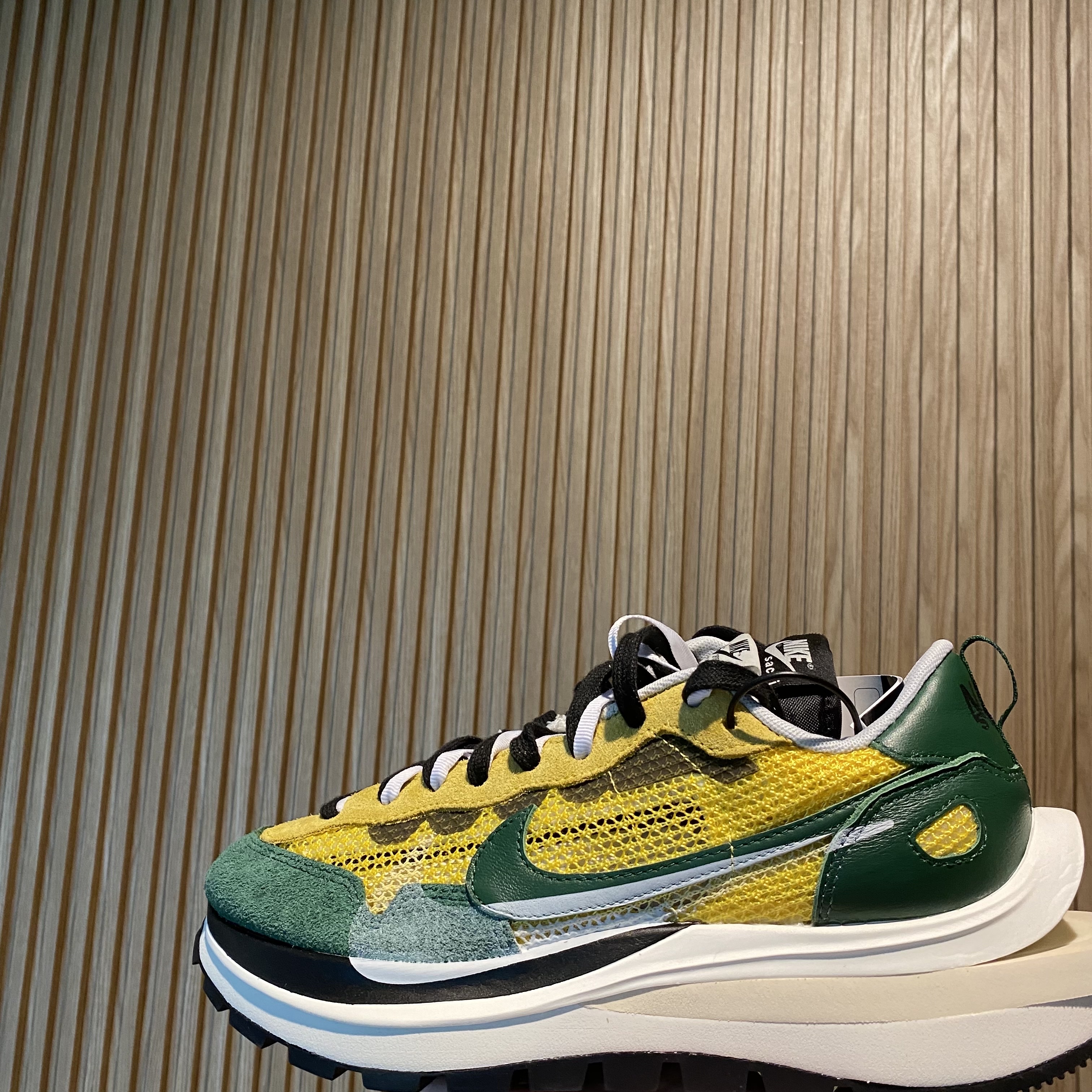 Nike x Sacai VaporWaffle Tour Yellow & Gorge Green Sail 착용 스타일 - 3