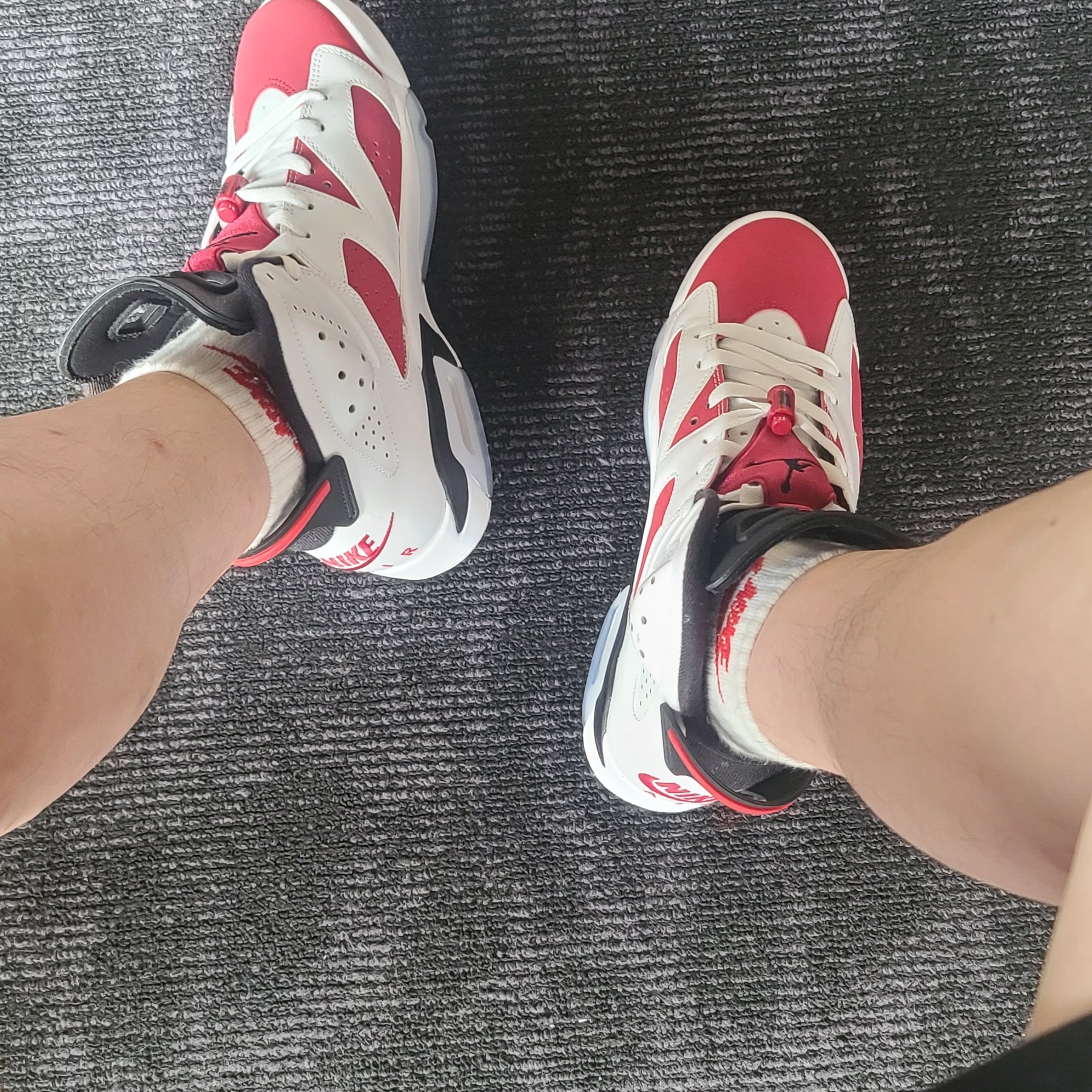 Jordan 6 Retro Carmine 2021, Essentials Sweatshorts Black 2020 착용 스타일