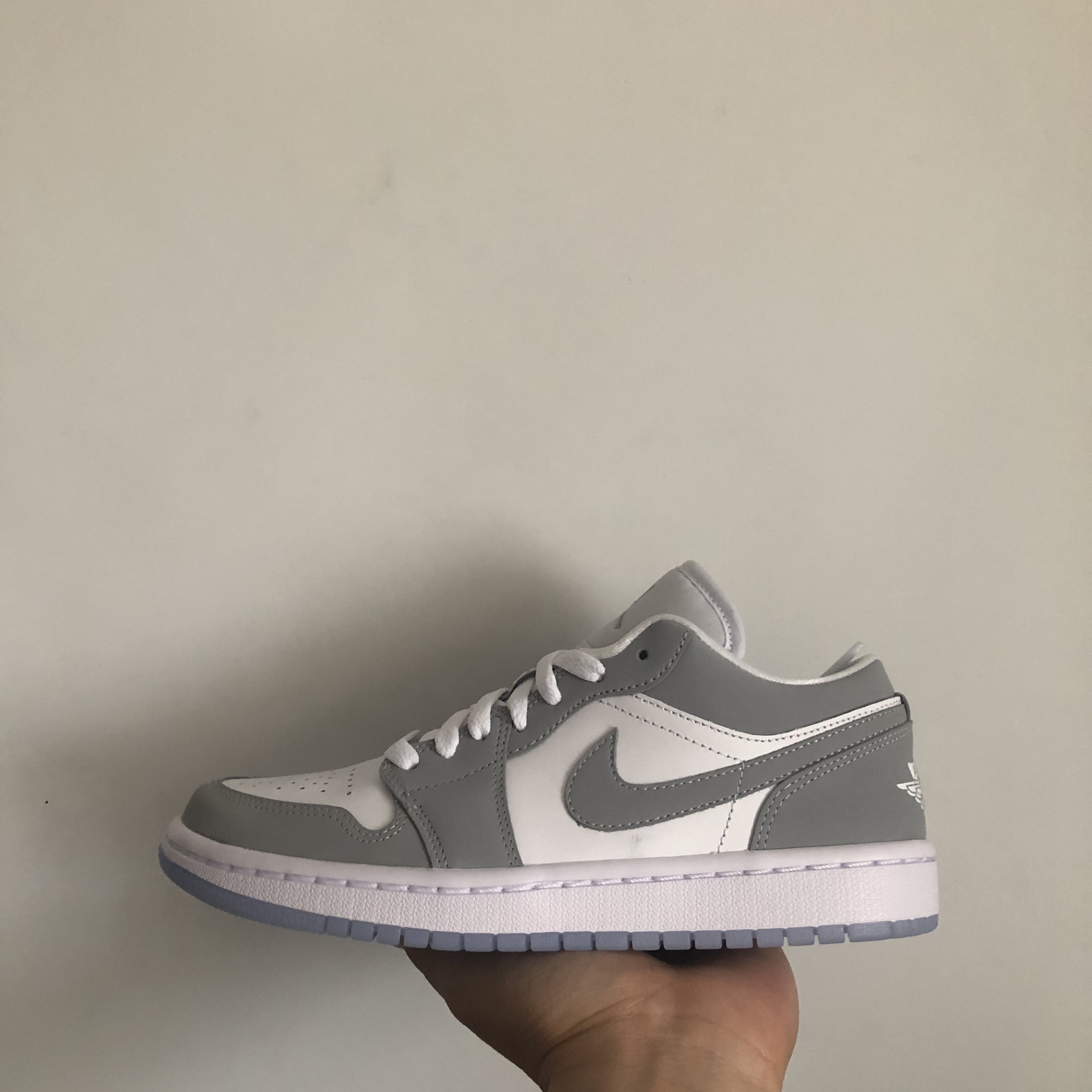 (W) Jordan 1 Low White Wolf Grey 착용 스타일 - 1