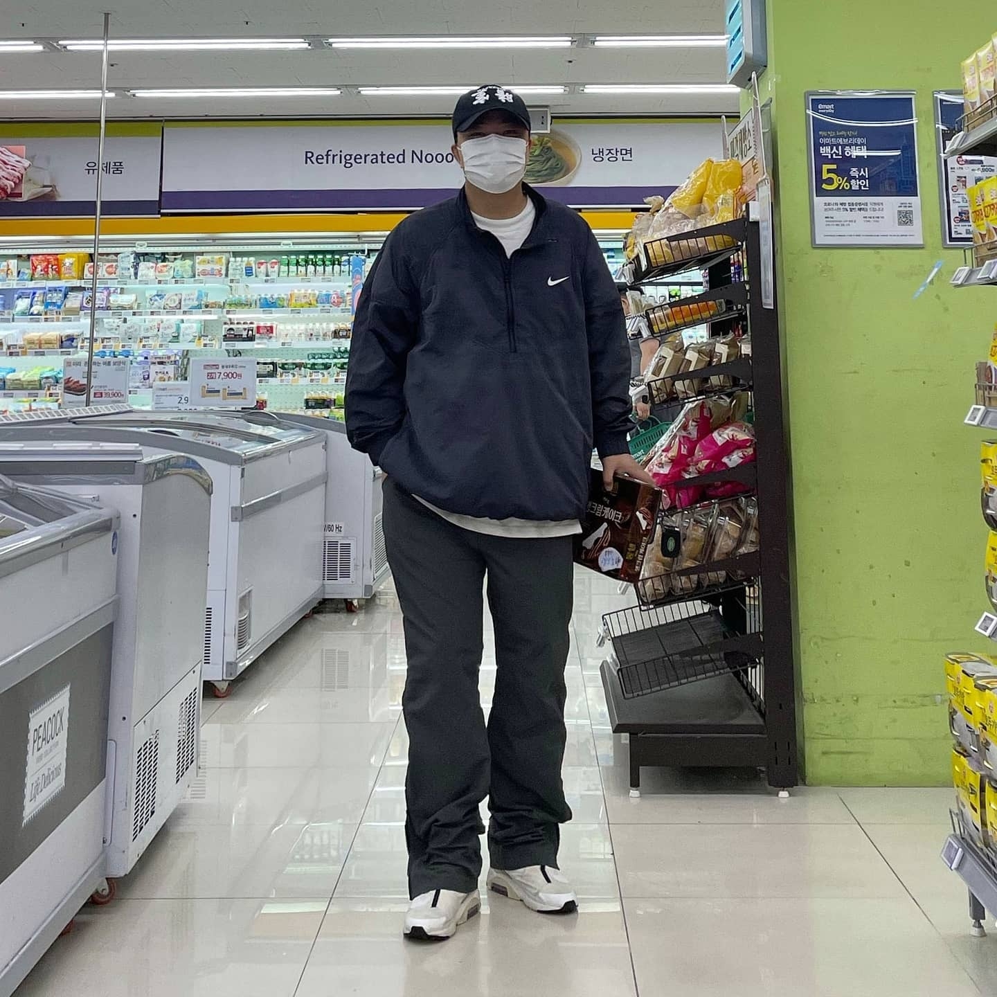 Nike x Stussy Windrunner Jacket Off Noir, Nike x Ambush Air Max 180 High White 착용 스타일 - 1