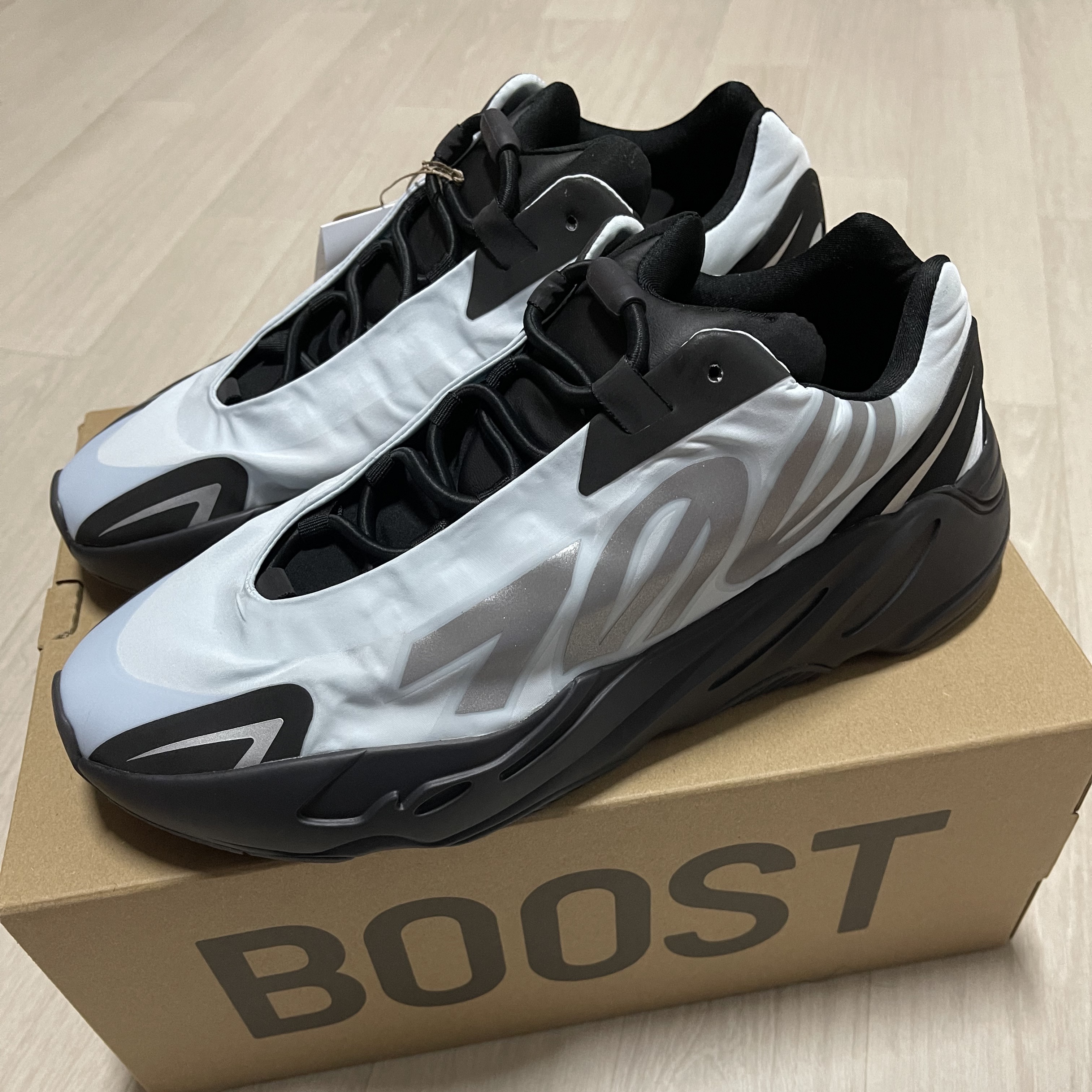 Adidas Yeezy Boost 700 MNVN Blue Tint 착용 스타일