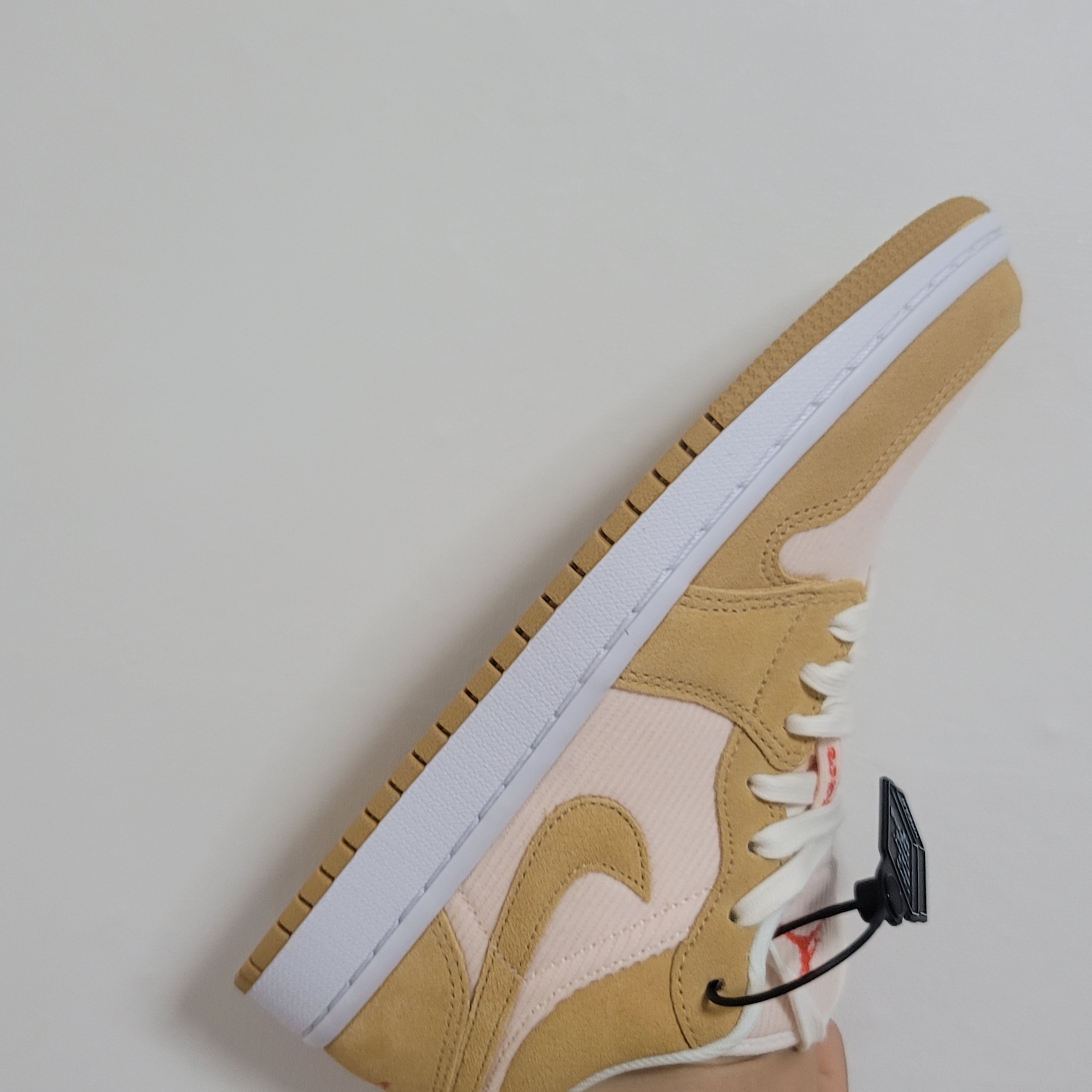 (W) Jordan 1 Low SE Corduroy Tan 착용 스타일 - 1