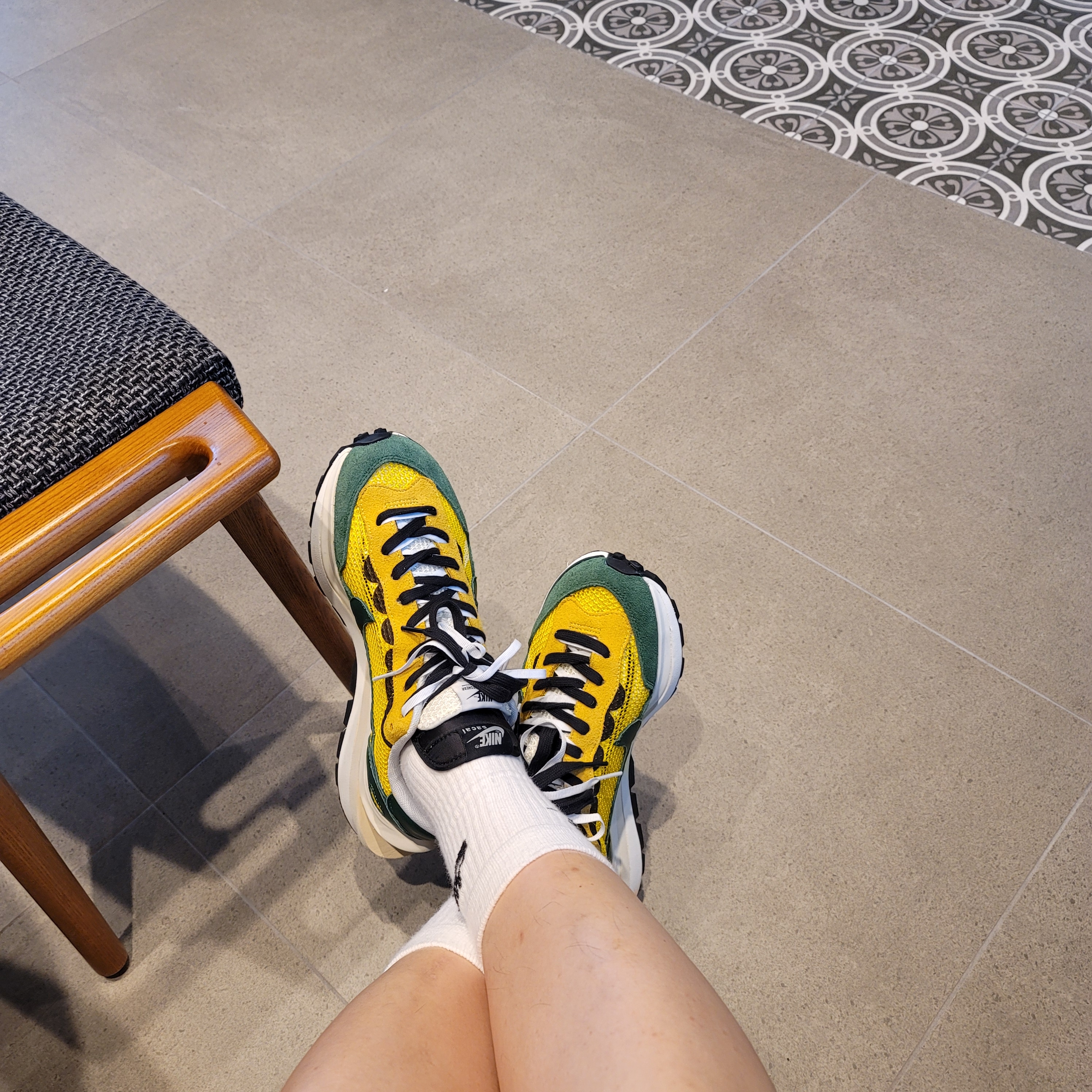 Nike x Sacai VaporWaffle Tour Yellow & Gorge Green Sail 착용 스타일 - 2