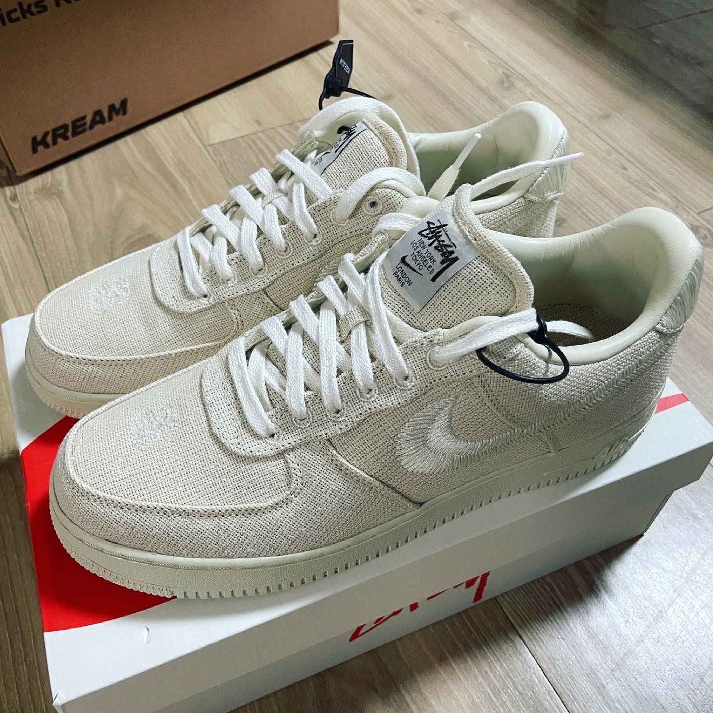 Nike x Stussy Air Force 1 Low Fossil 착용 스타일 - 1