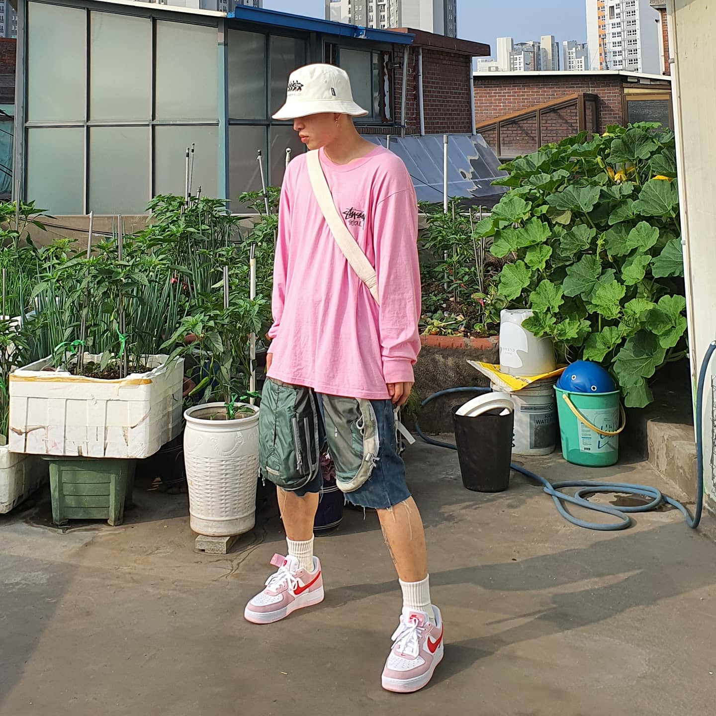 Nike Air Force 1 '07 QS Valentine's Day, Stussy x CDG Canvas Bucket Hat 착용 스타일 - 2