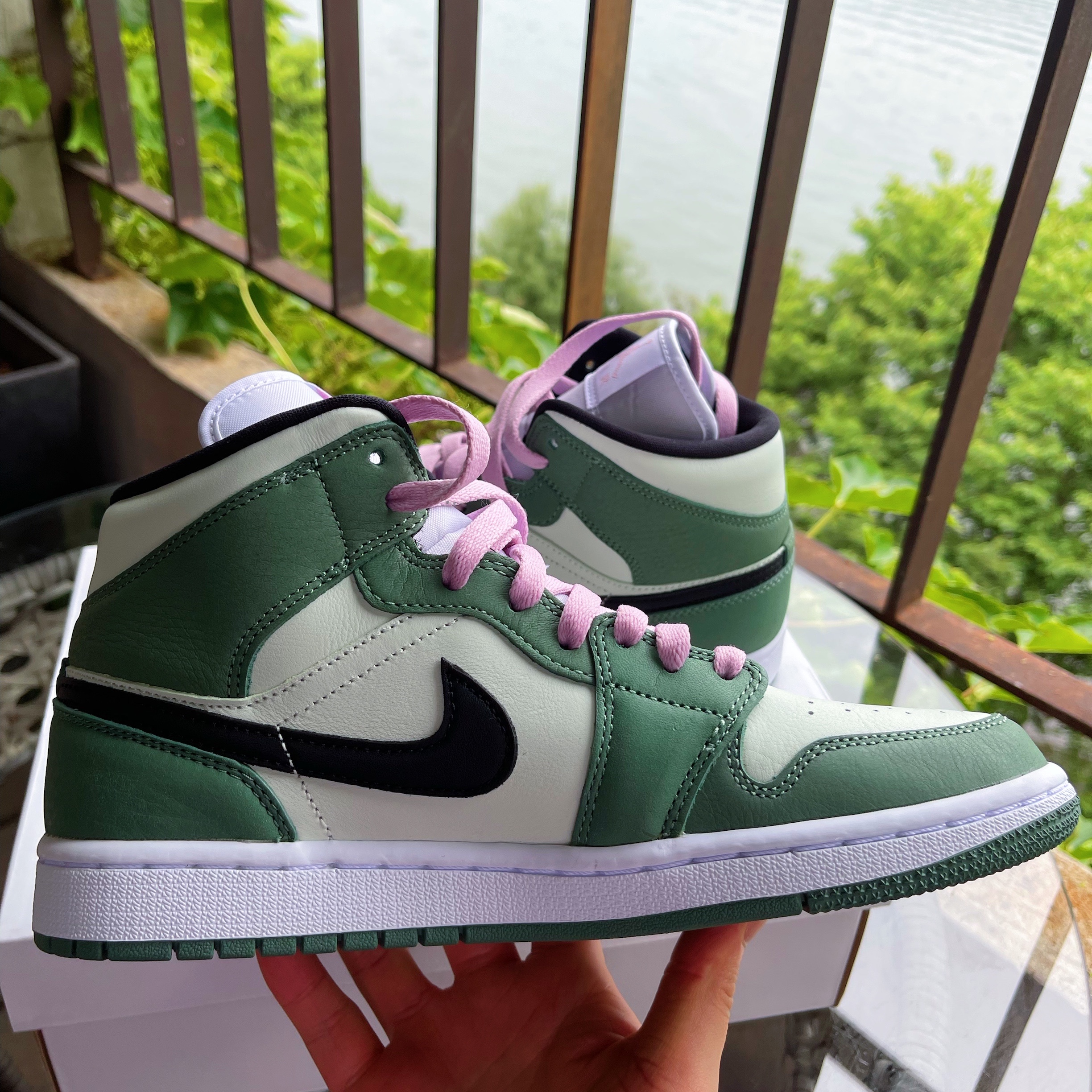 (W) Jordan 1 Mid SE Dutch Green 착용 스타일 - 3