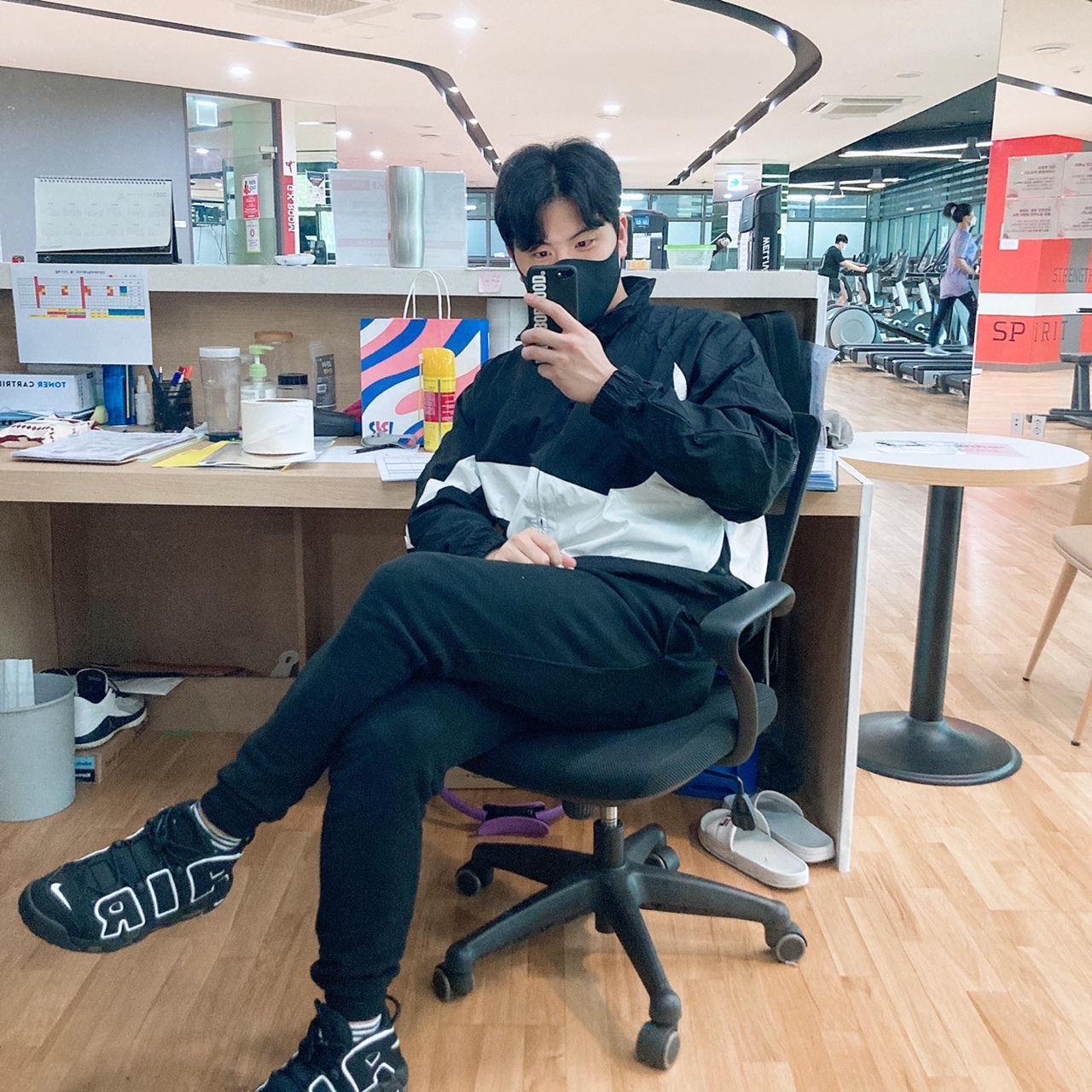 Nike Air More Uptempo Black White 2020 착용 스타일 - 1