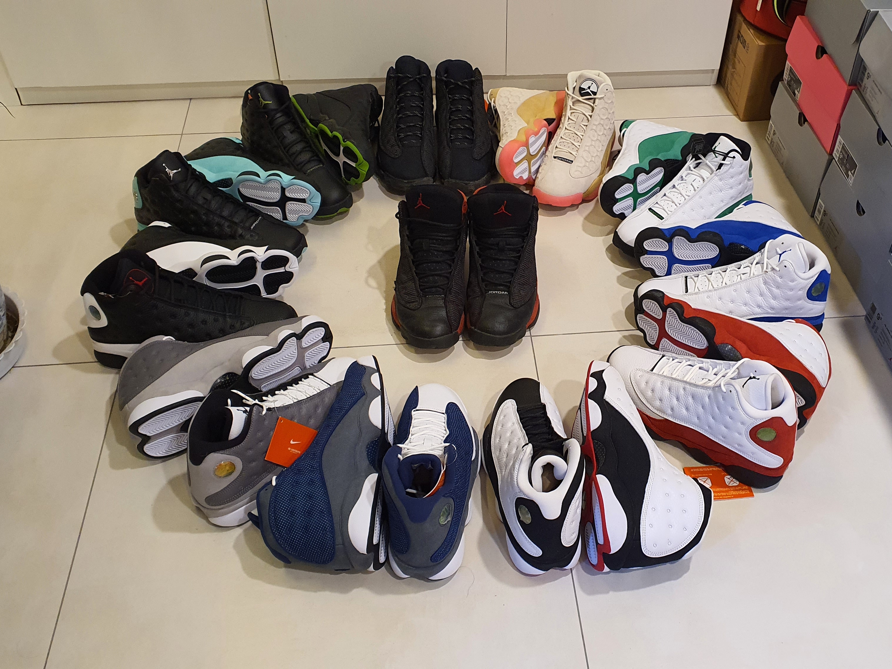 Jordan 13 Retro OG Chicago 2017, Jordan 13 Retro White Hyper Royal Black 착용 스타일 - 1