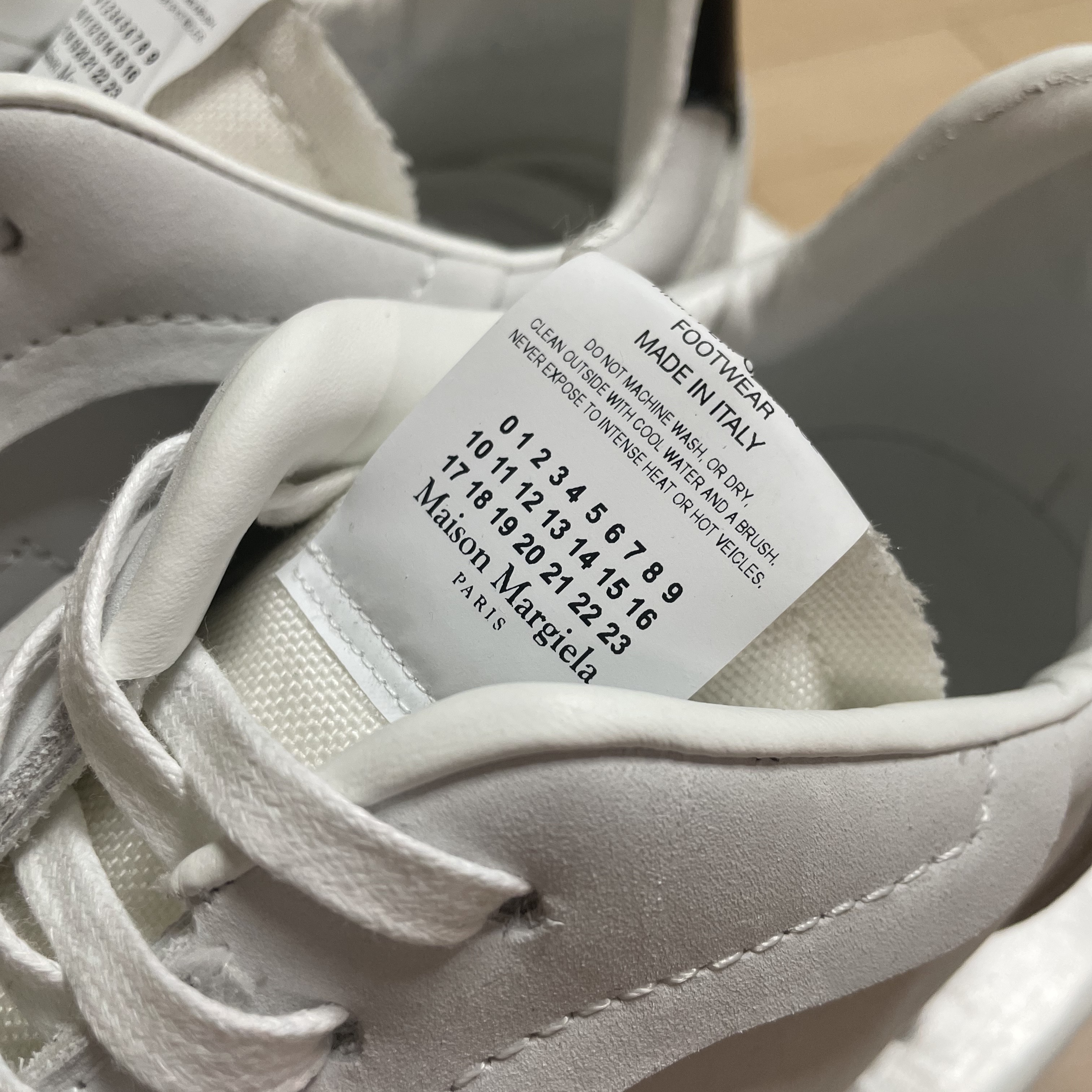 Maison Margiela Replica Runners White 착용 스타일 - 3
