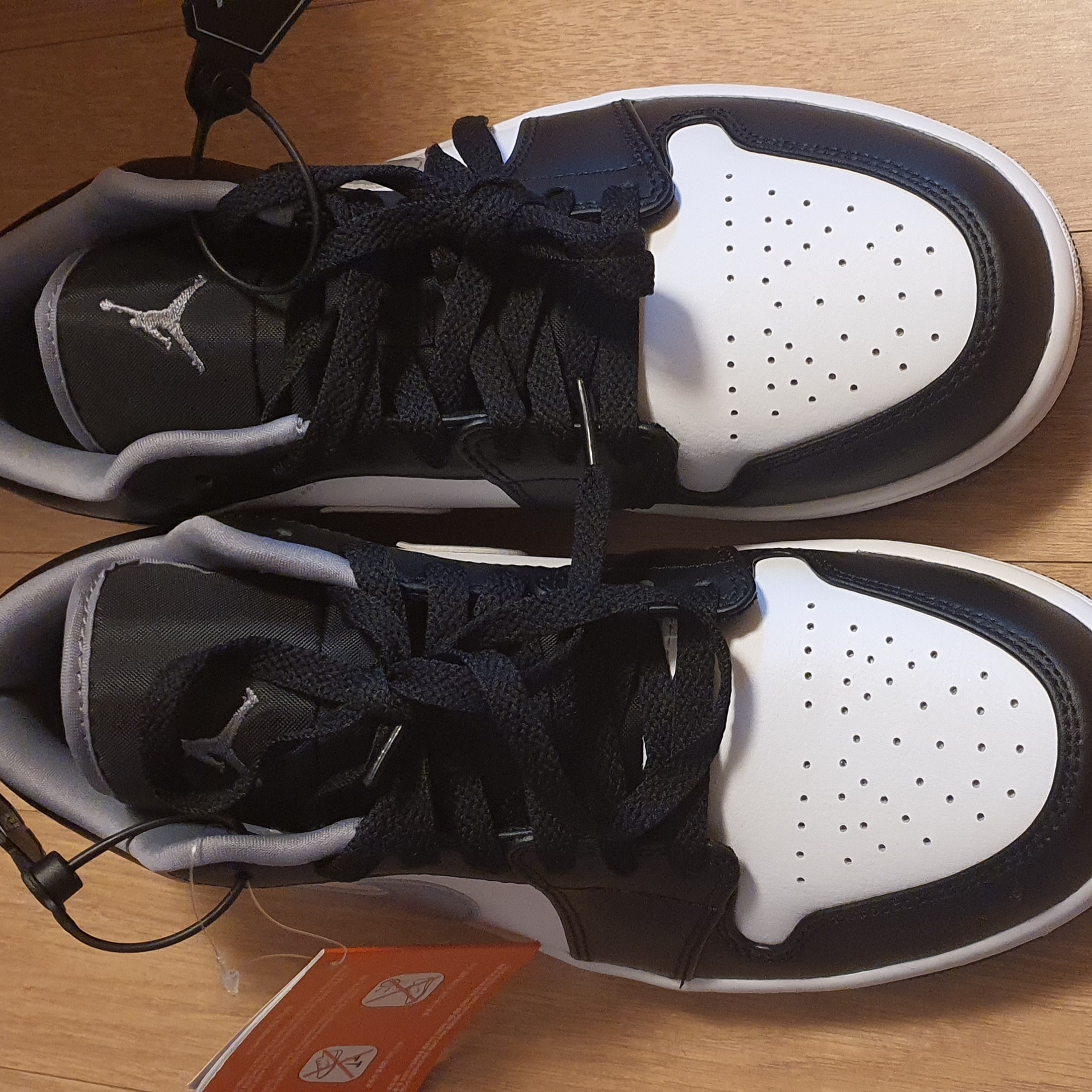 Jordan 1 Low Black Particle Grey 착용 스타일 - 2
