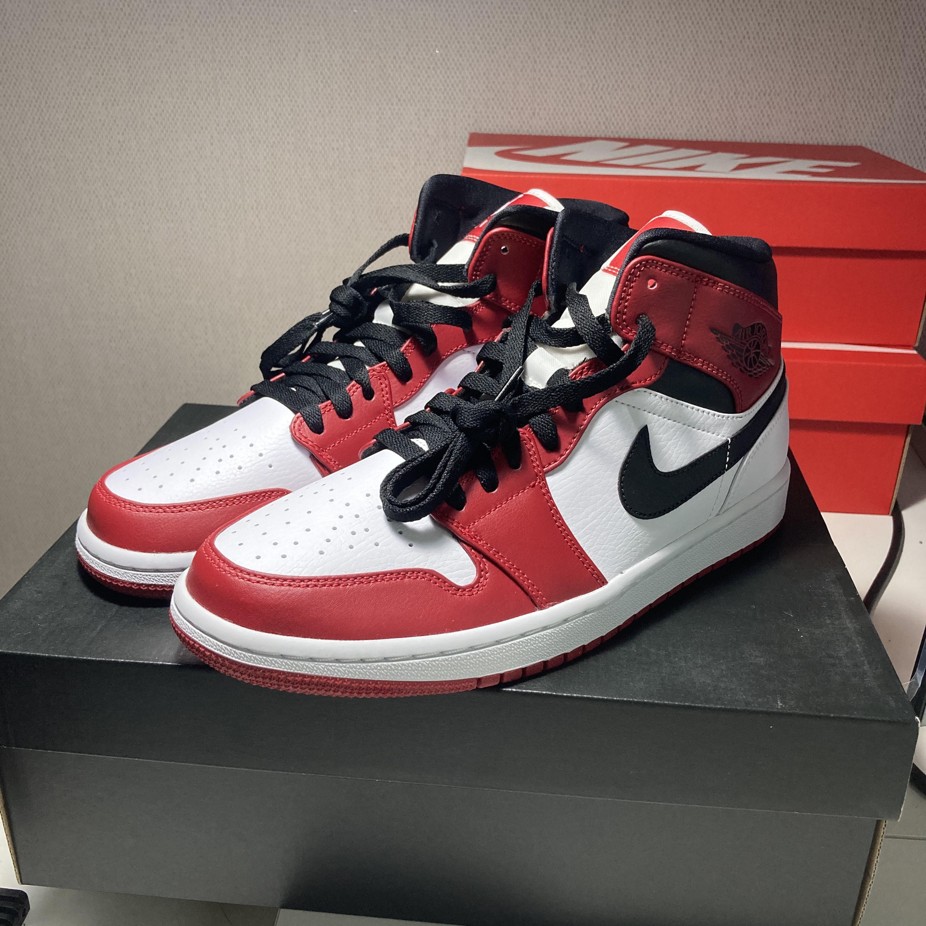 Jordan 1 Mid Chicago 2020 착용 스타일 - 1