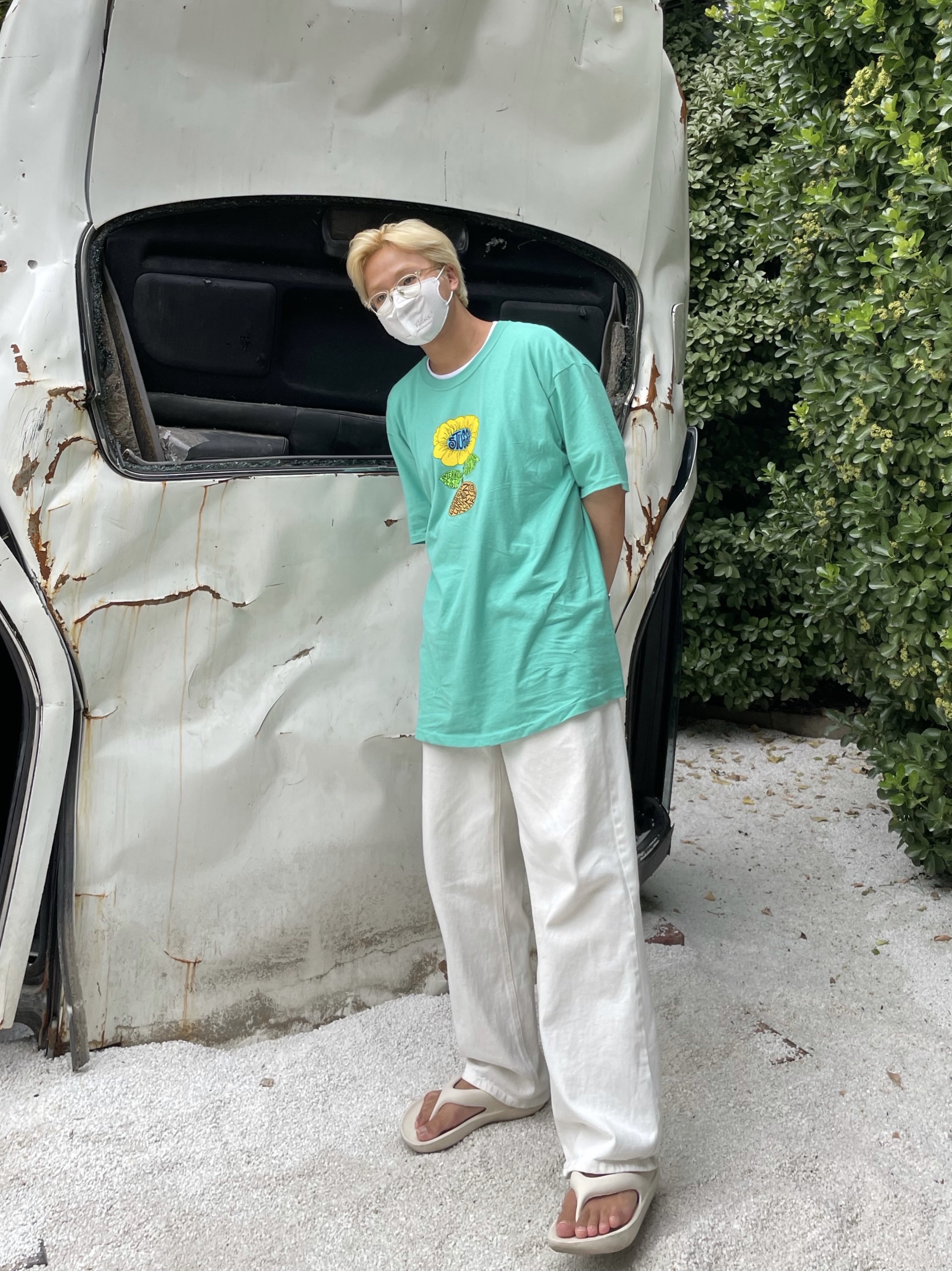 New Balance x Taw&Toe Flip Flop Ivory, Stussy Sunflower T-Shirt Green 착용 스타일