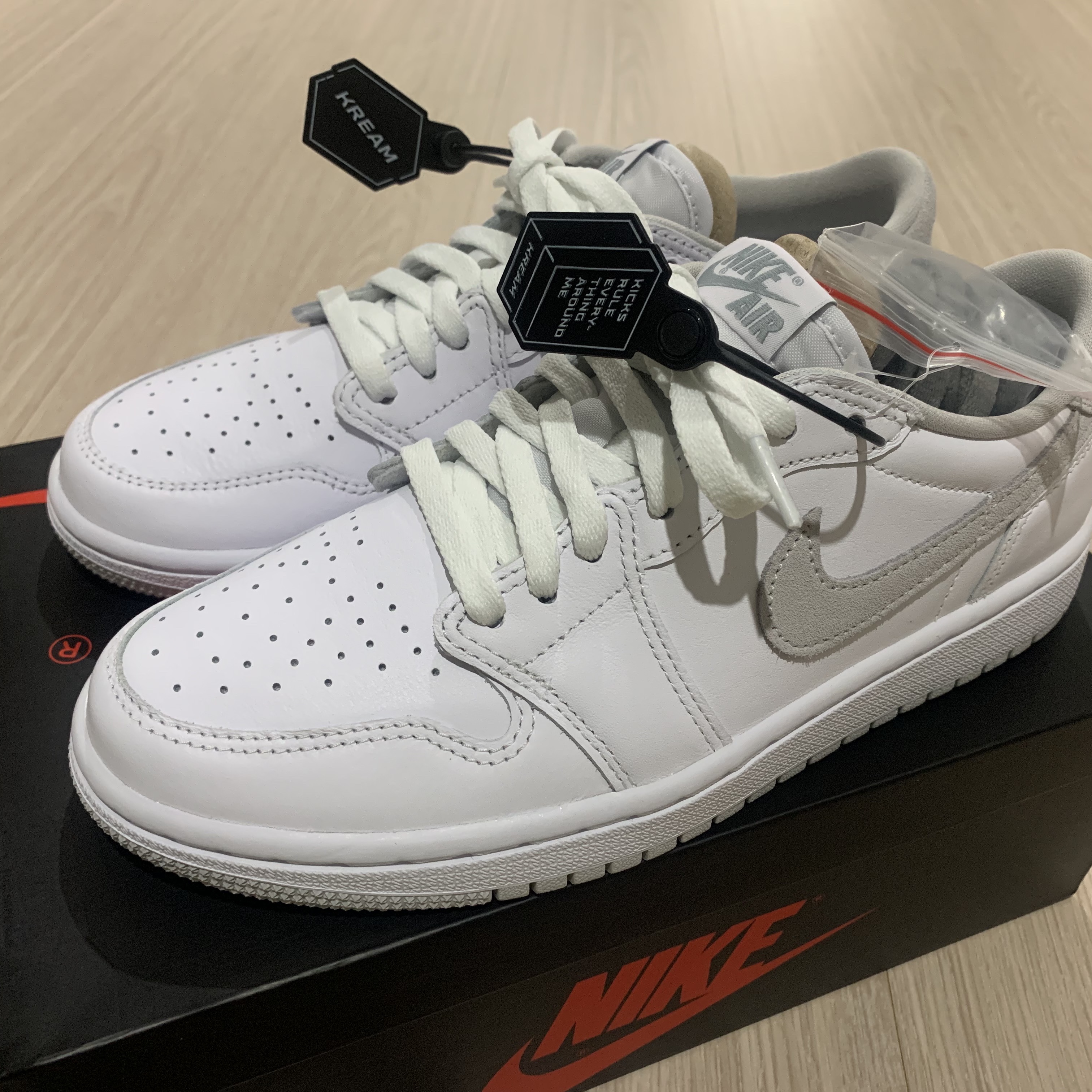 (W) Jordan 1 Low OG Neutral Grey 착용 스타일 - 1