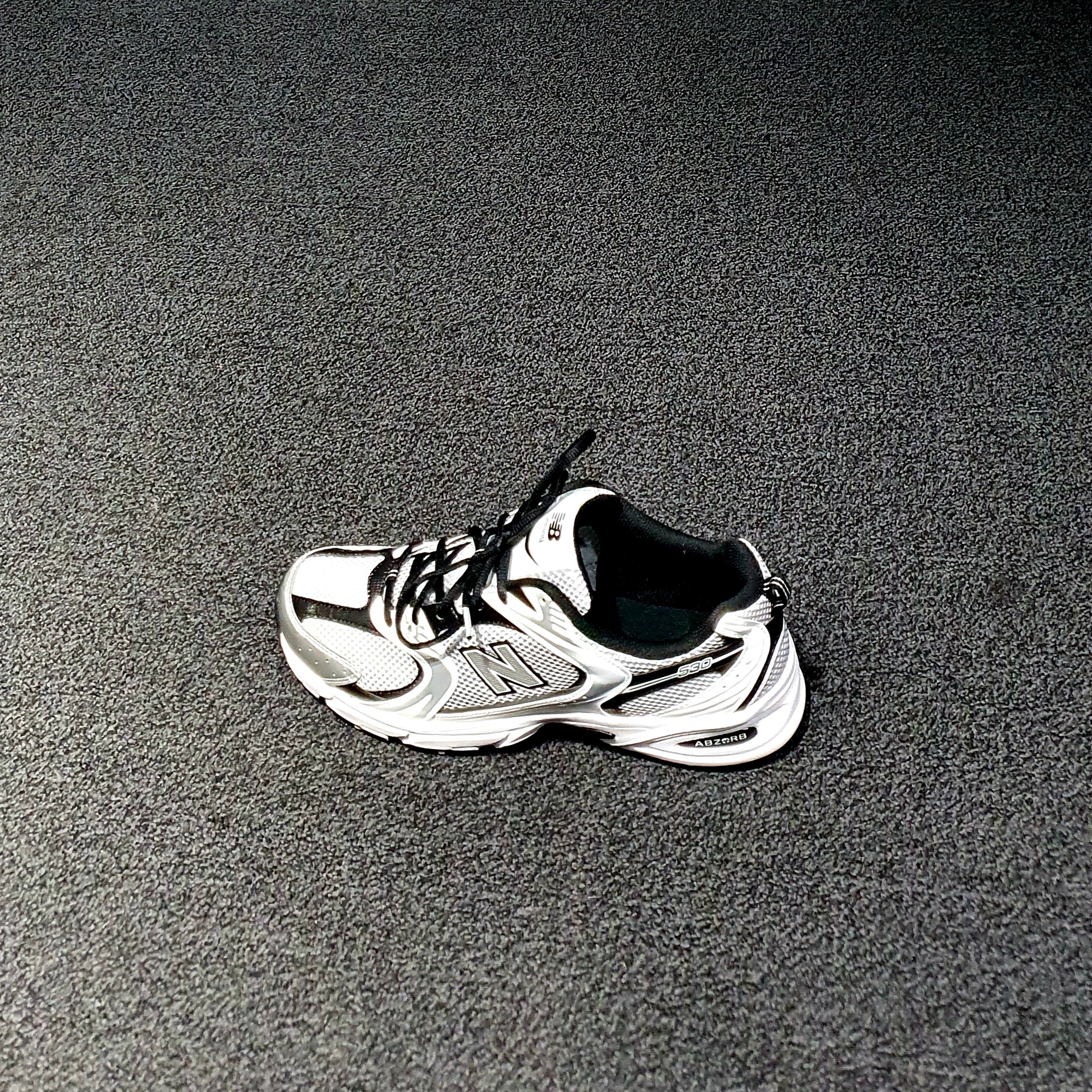 New Balance 530 Silver Black 착용 스타일