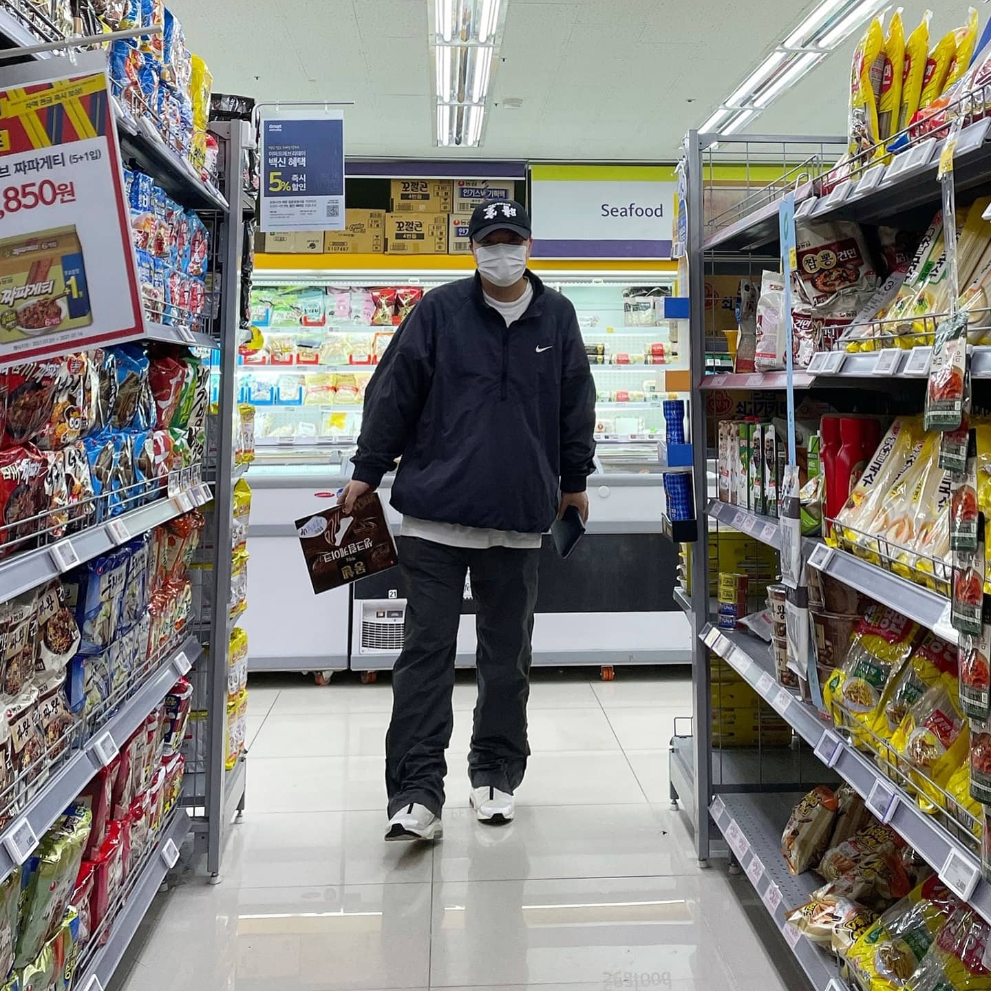 Nike x Stussy Windrunner Jacket Off Noir, Nike x Ambush Air Max 180 High White 착용 스타일 - 2