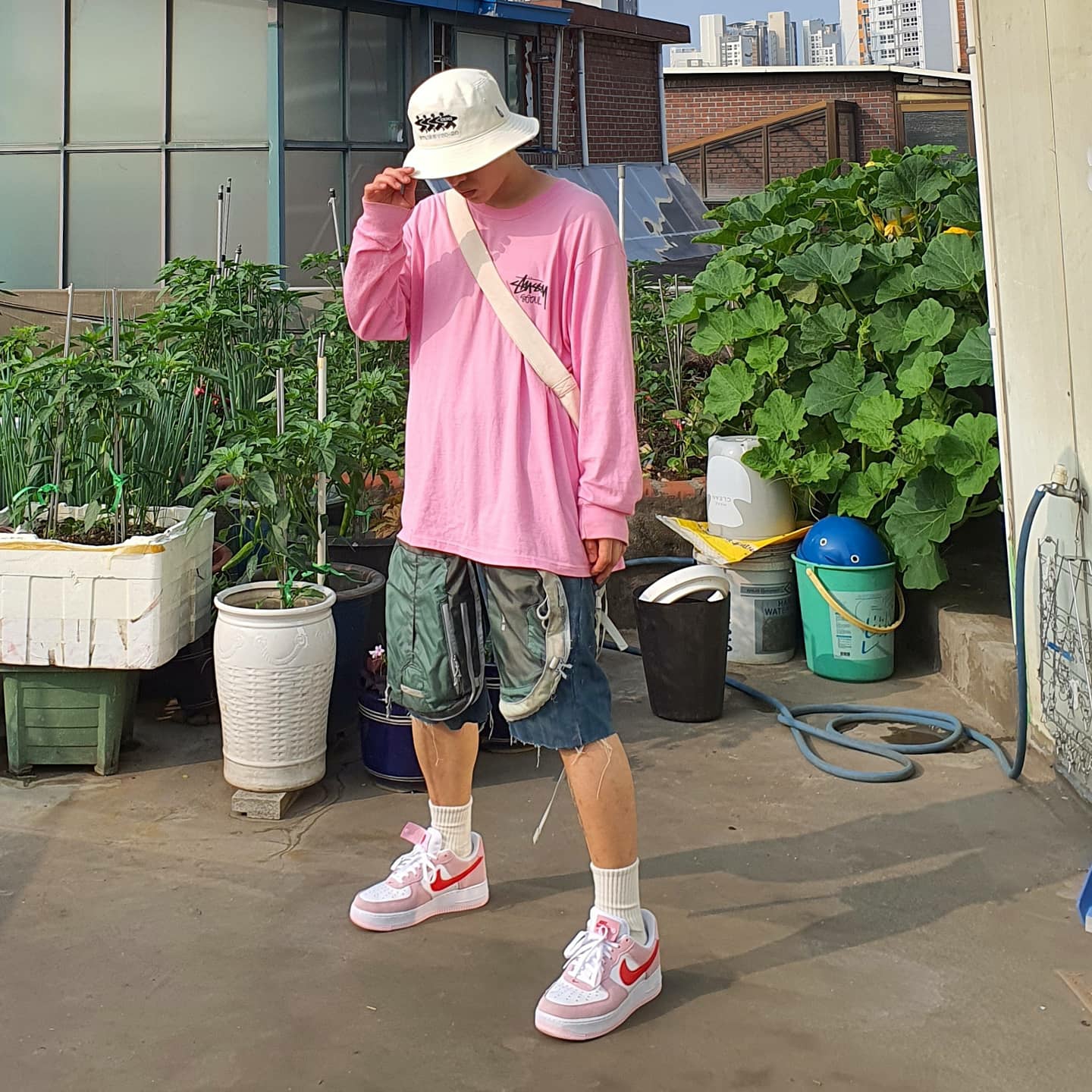 Nike Air Force 1 '07 QS Valentine's Day, Stussy x CDG Canvas Bucket Hat 착용 스타일 - 3