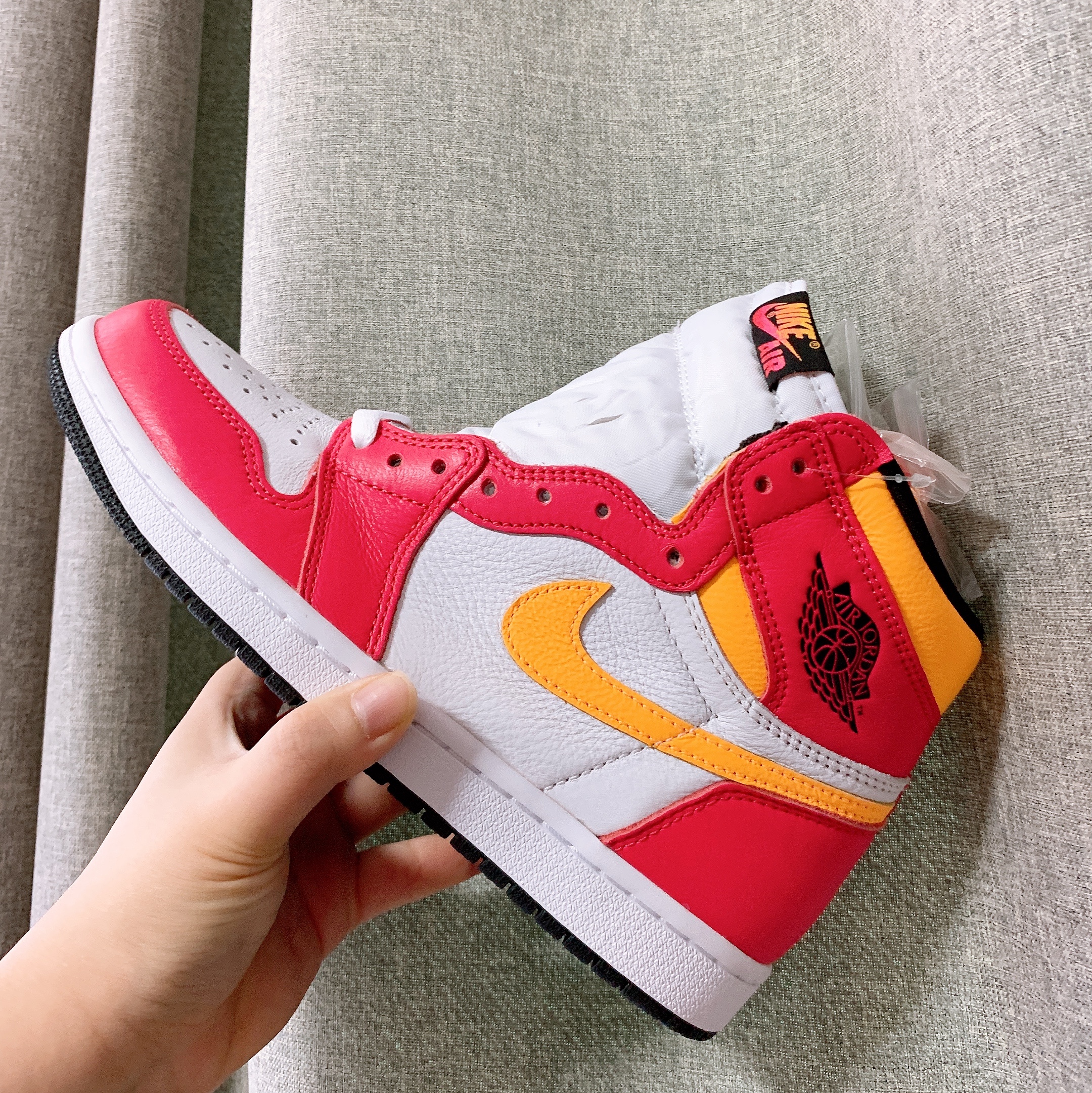 Jordan 1 Retro High OG Light Fusion Red 착용 스타일 - 1