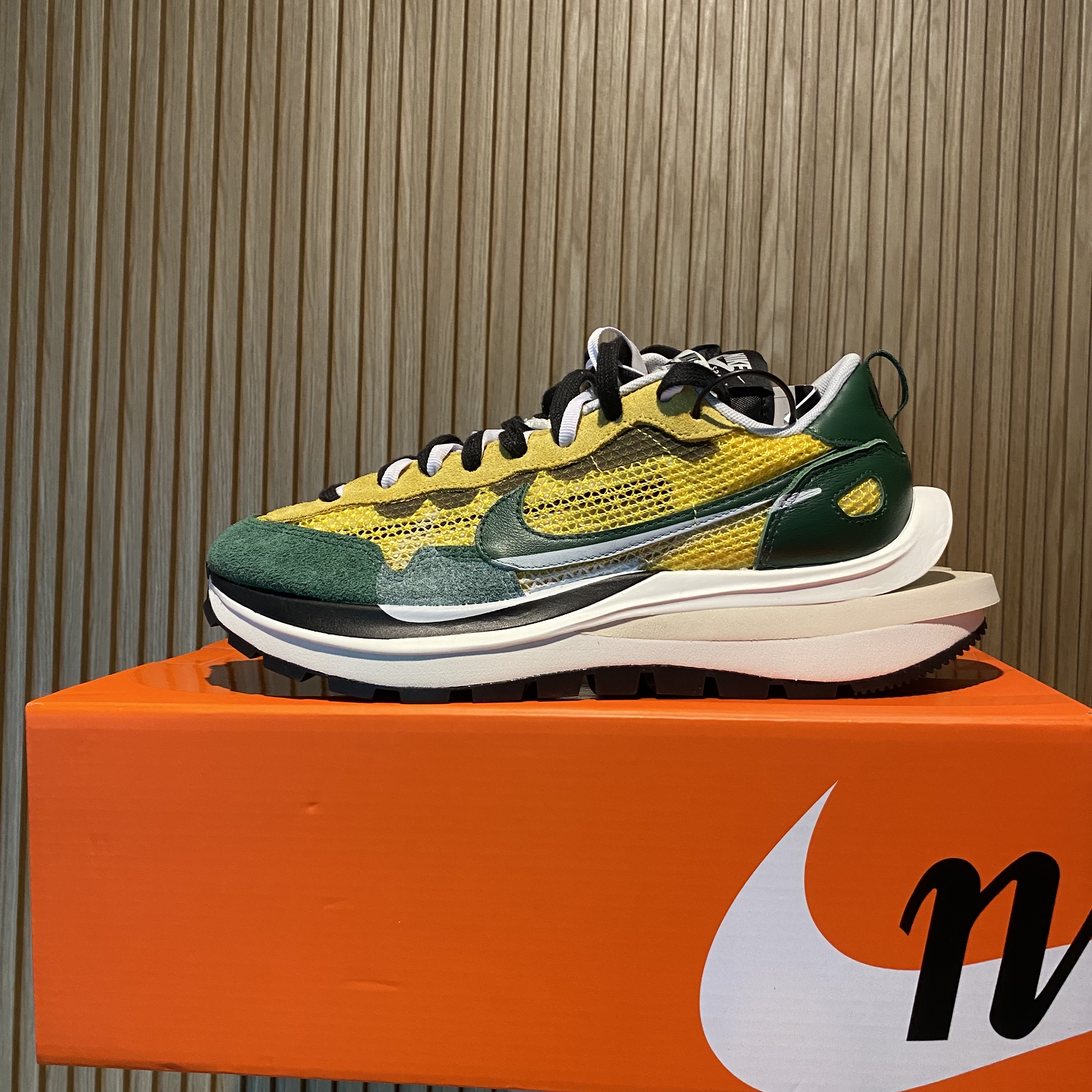 Nike x Sacai VaporWaffle Tour Yellow & Gorge Green Sail 착용 스타일 - 1