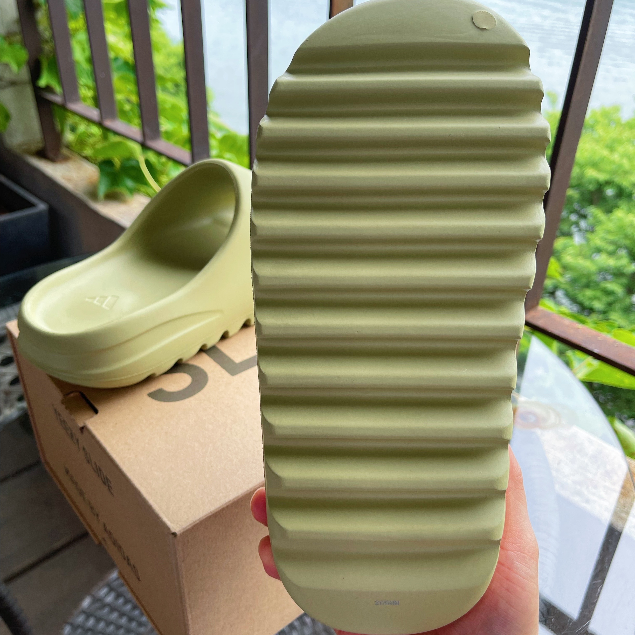 Adidas Yeezy Slide Resin 2021 착용 스타일 - 5