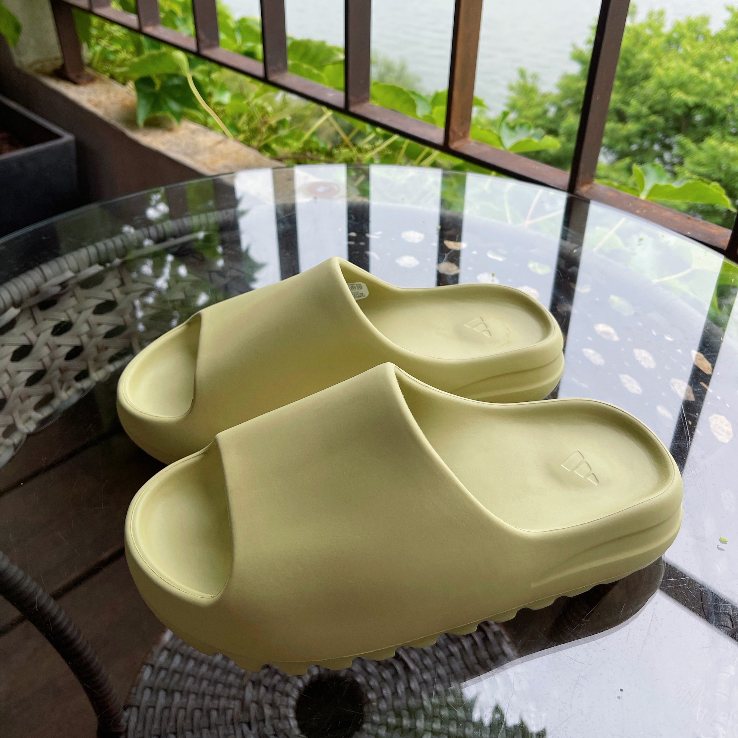 Adidas Yeezy Slide Resin 2021 착용 스타일 - 1