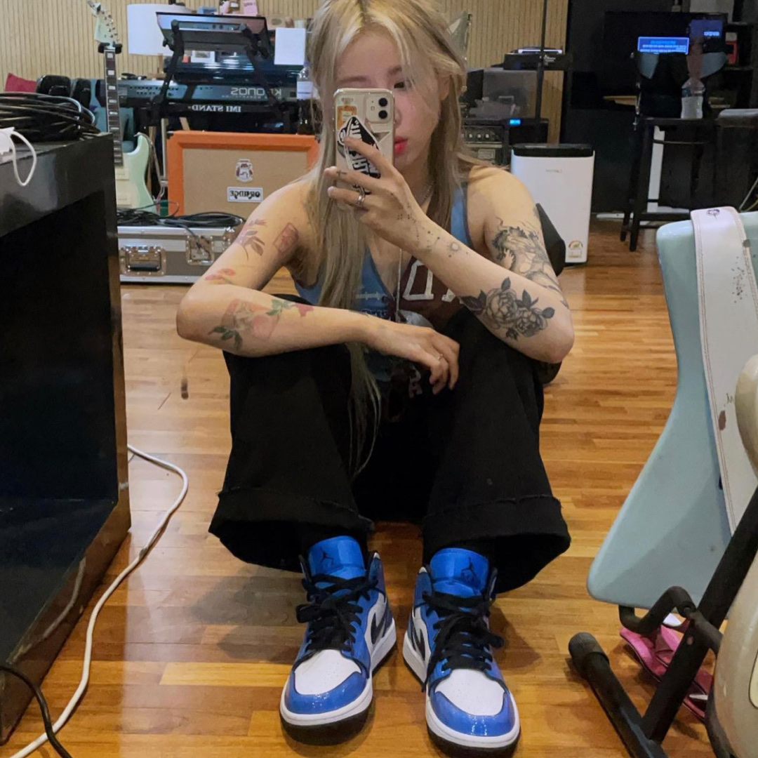 Jordan 1 Mid SE Signal Blue, (GS) Jordan 1 Mid SE Signal Blue 착용 스타일 - 2