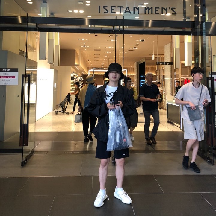 Adidas Yeezy Boost 350 V2 Cream/Triple White 착용 스타일
