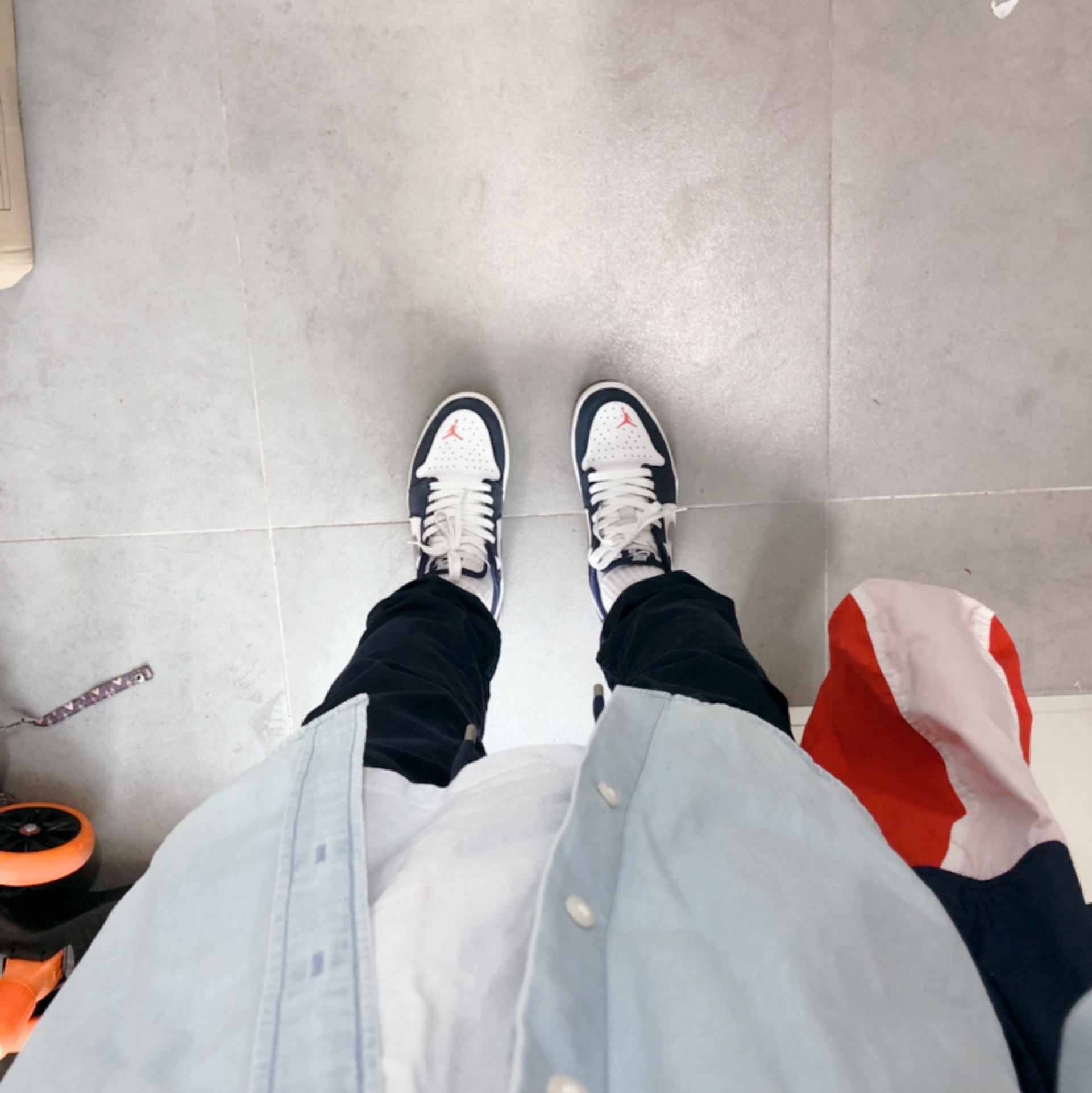 Jordan 1 Low SB Koston Midnight Navy 착용 스타일 - 4
