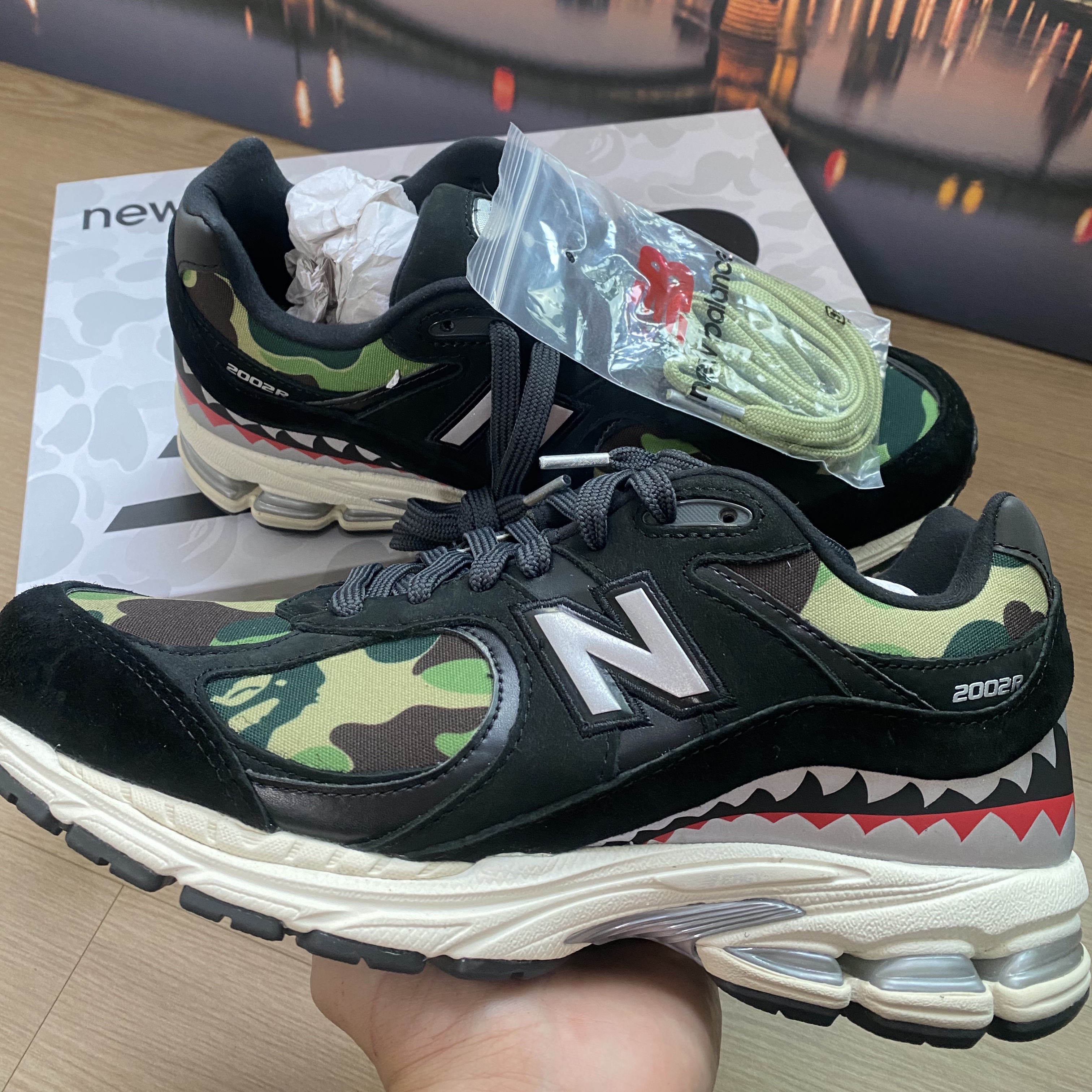 New Balance x BAPE 2002R Black Camo (Special Box) 착용 스타일 - 2