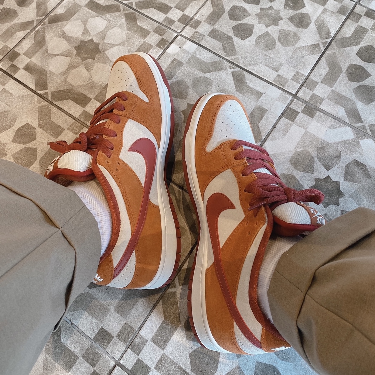 Nike SB Dunk Low Pro Dark Russet 착용 스타일 - 5