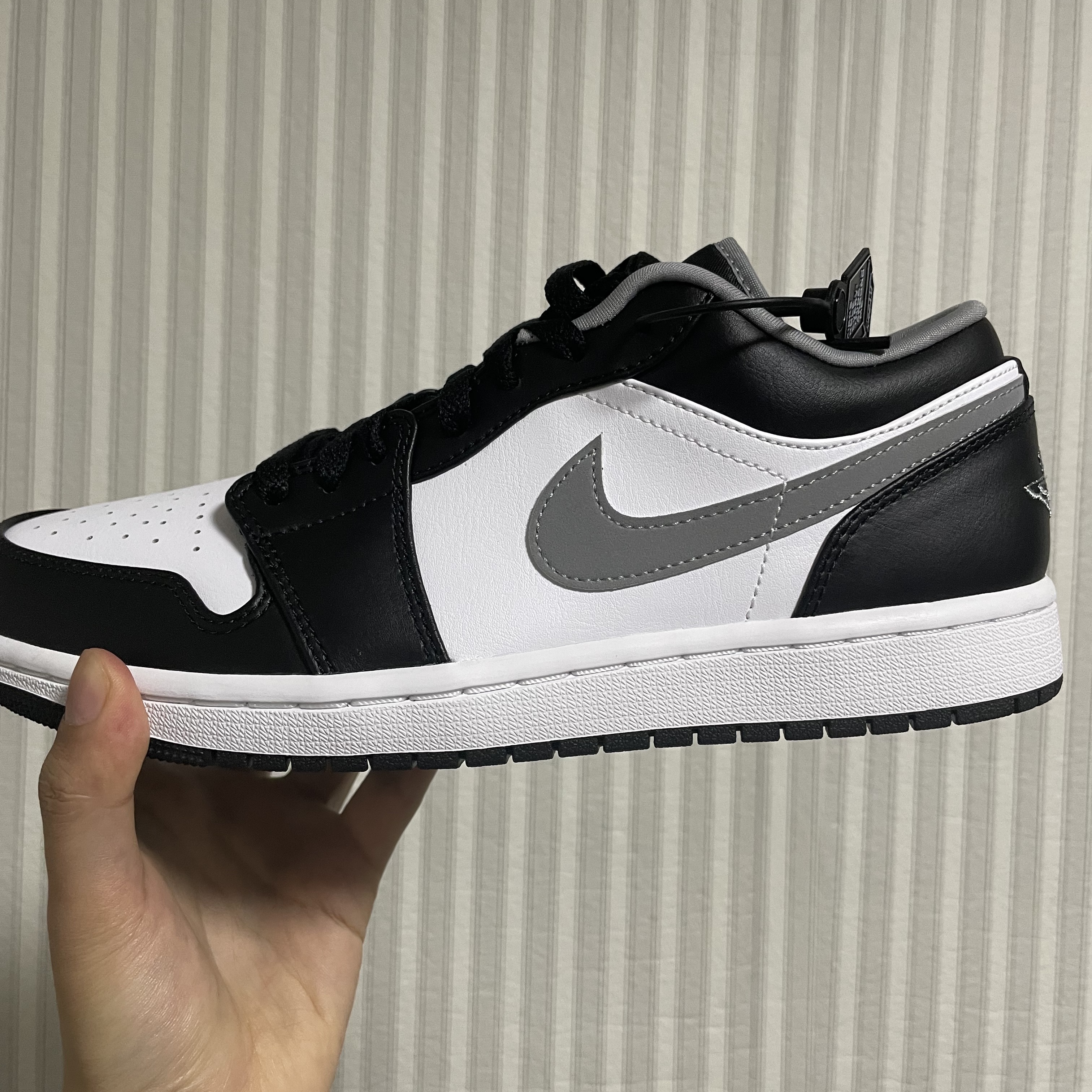 Jordan 1 Low Black Particle Grey 착용 스타일 - 1