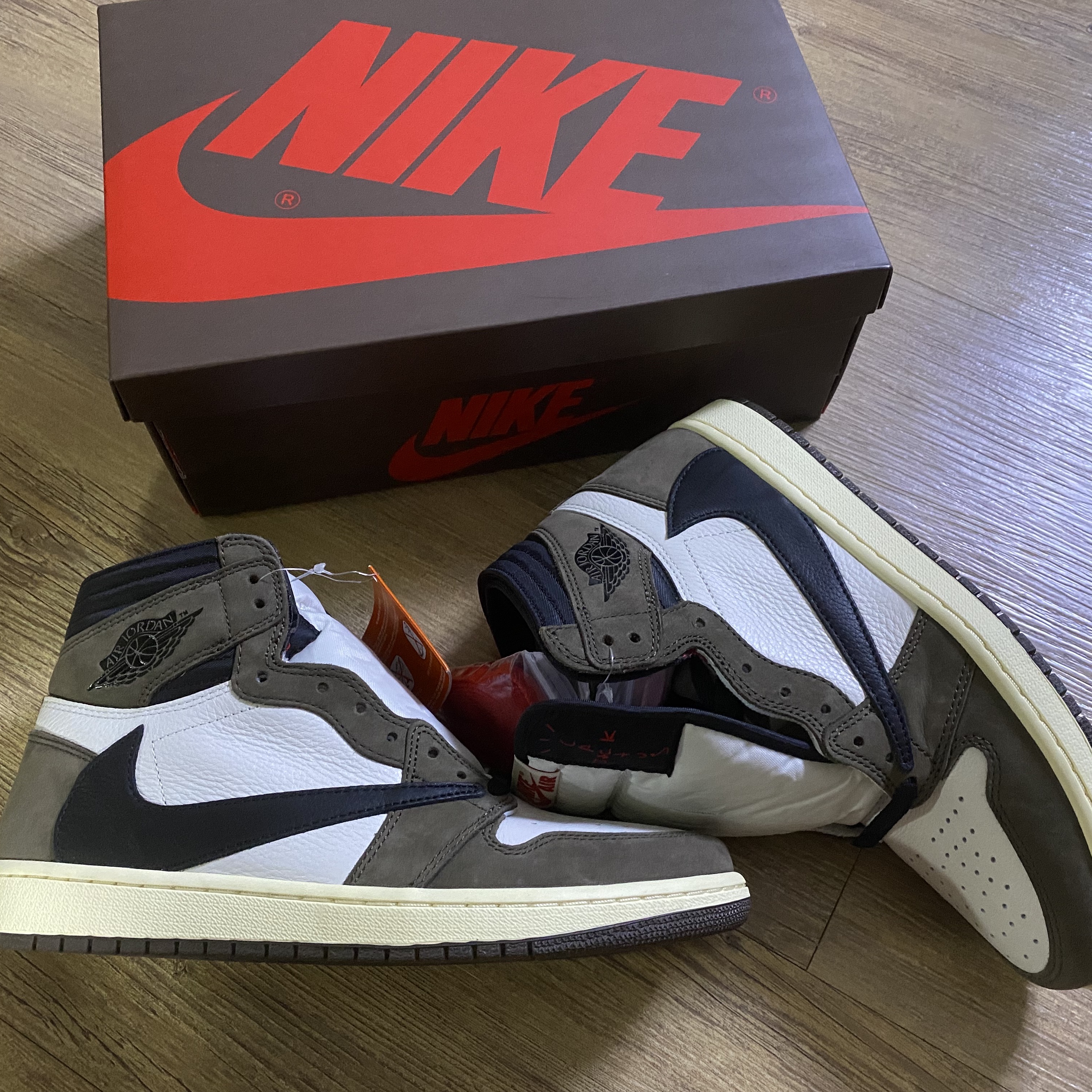 Jordan 1 x Travis Scott Retro High OG SP Mocha 착용 스타일 - 5