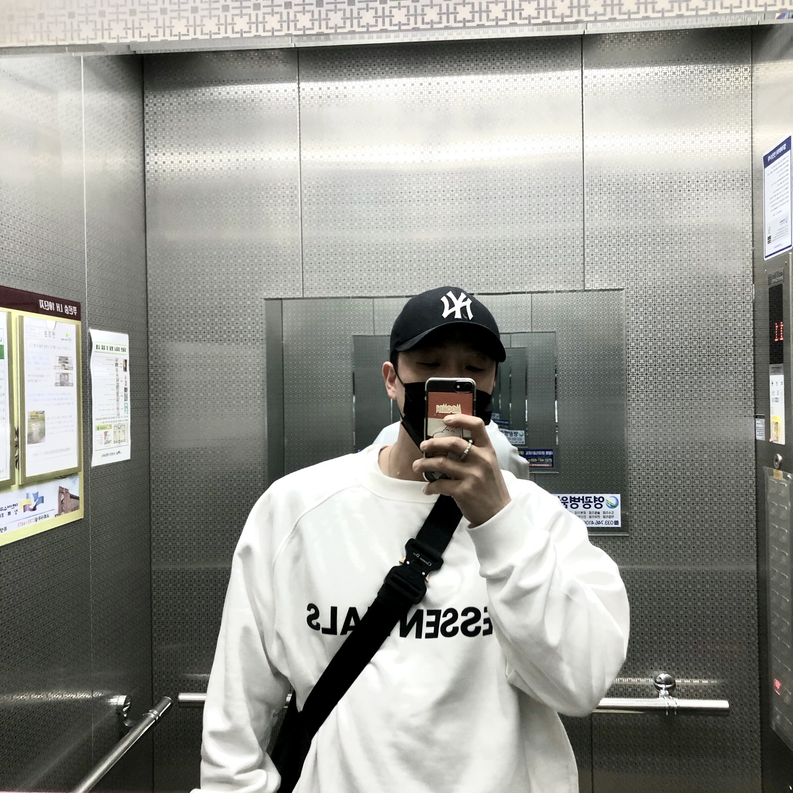 Essentials 3D Silicon Applique Crewneck White - 20SS 착용 스타일
