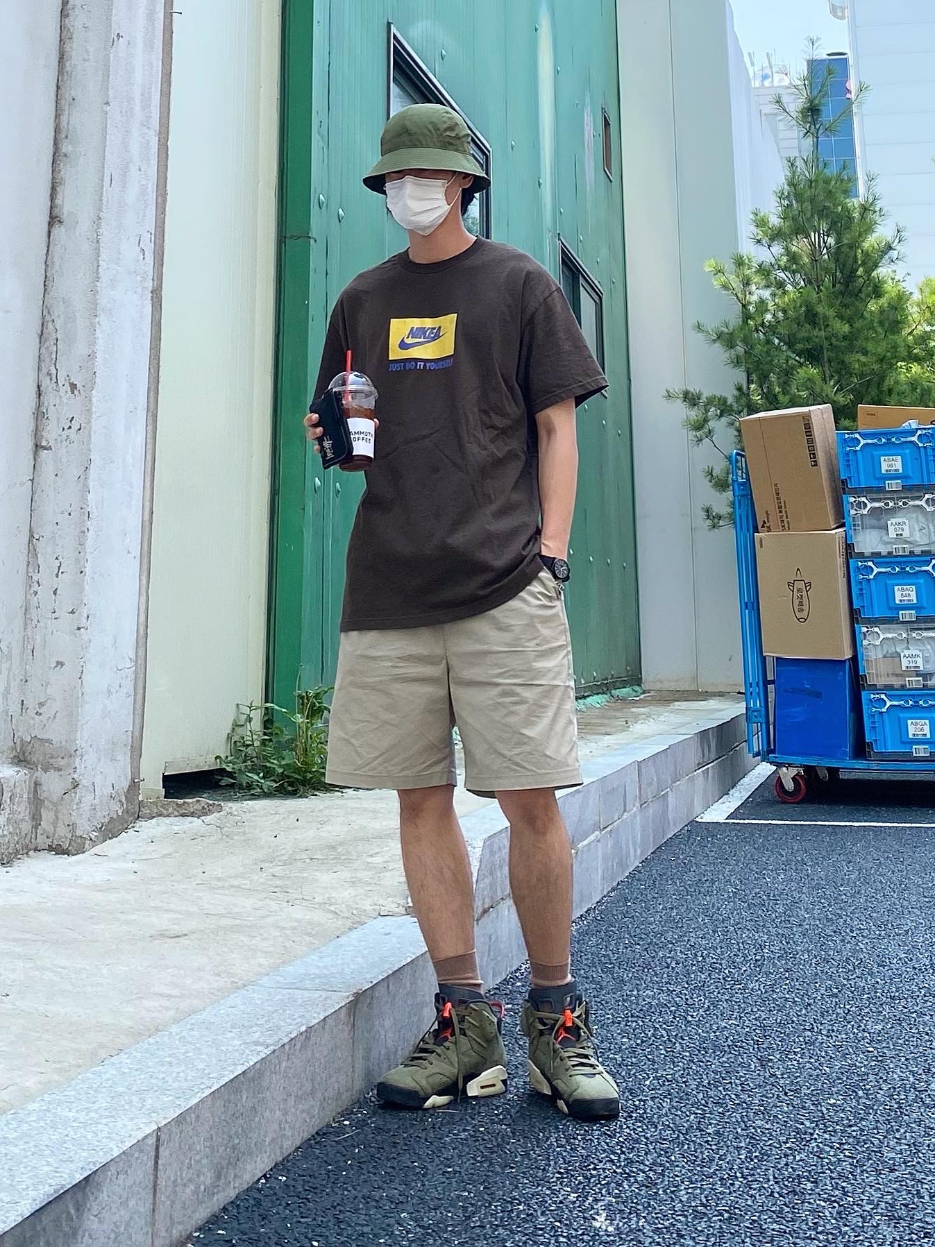 Jordan 6 x Travis Scott Retro Olive 착용 스타일 - 3