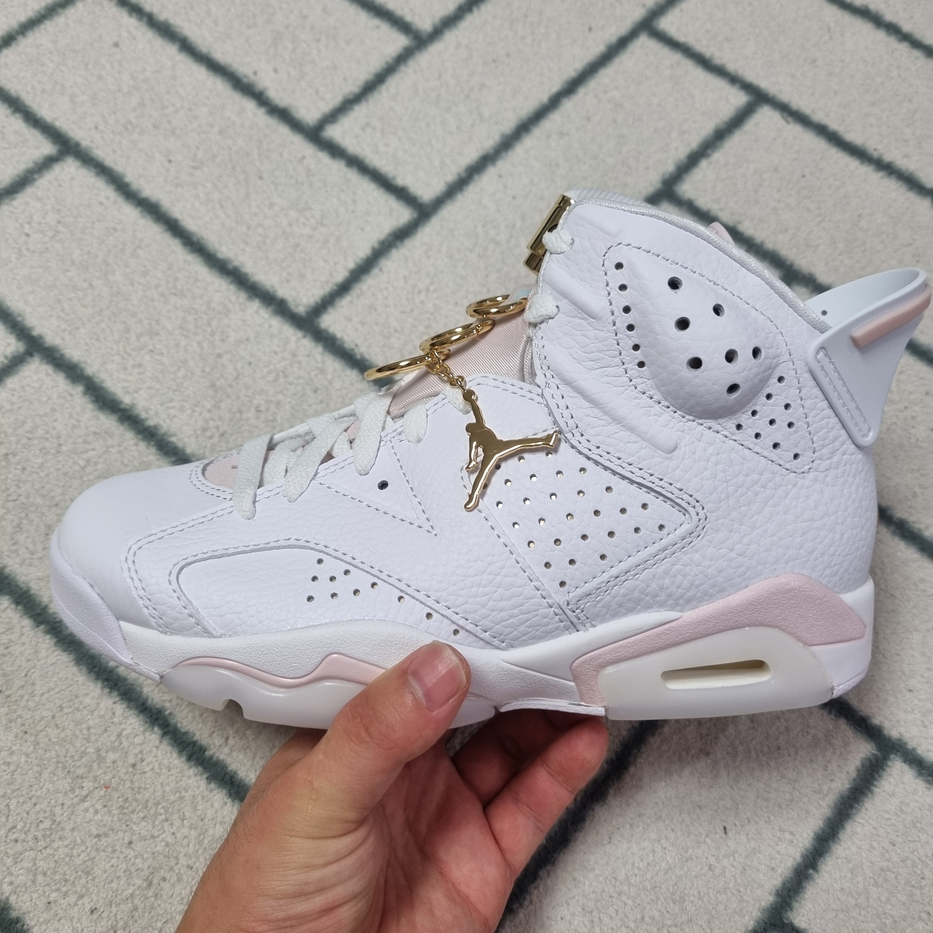 (W) Jordan 6 Retro Gold Hoops 착용 스타일 - 2