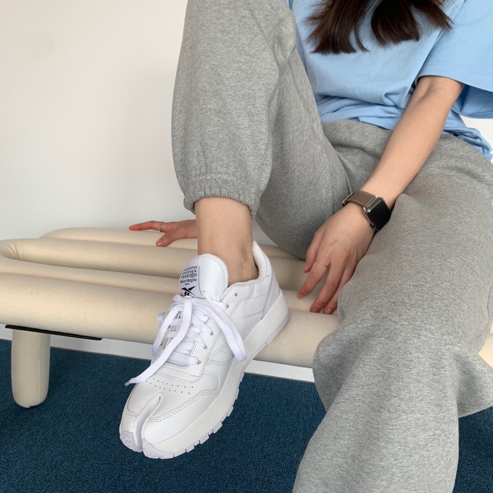 Reebok x Maison Margiela Classic Leather Tabi Shoes White, (W) Nike NRG Solo Swoosh Fleece Pants Dark Grey Heather - Asia 착용 스타일