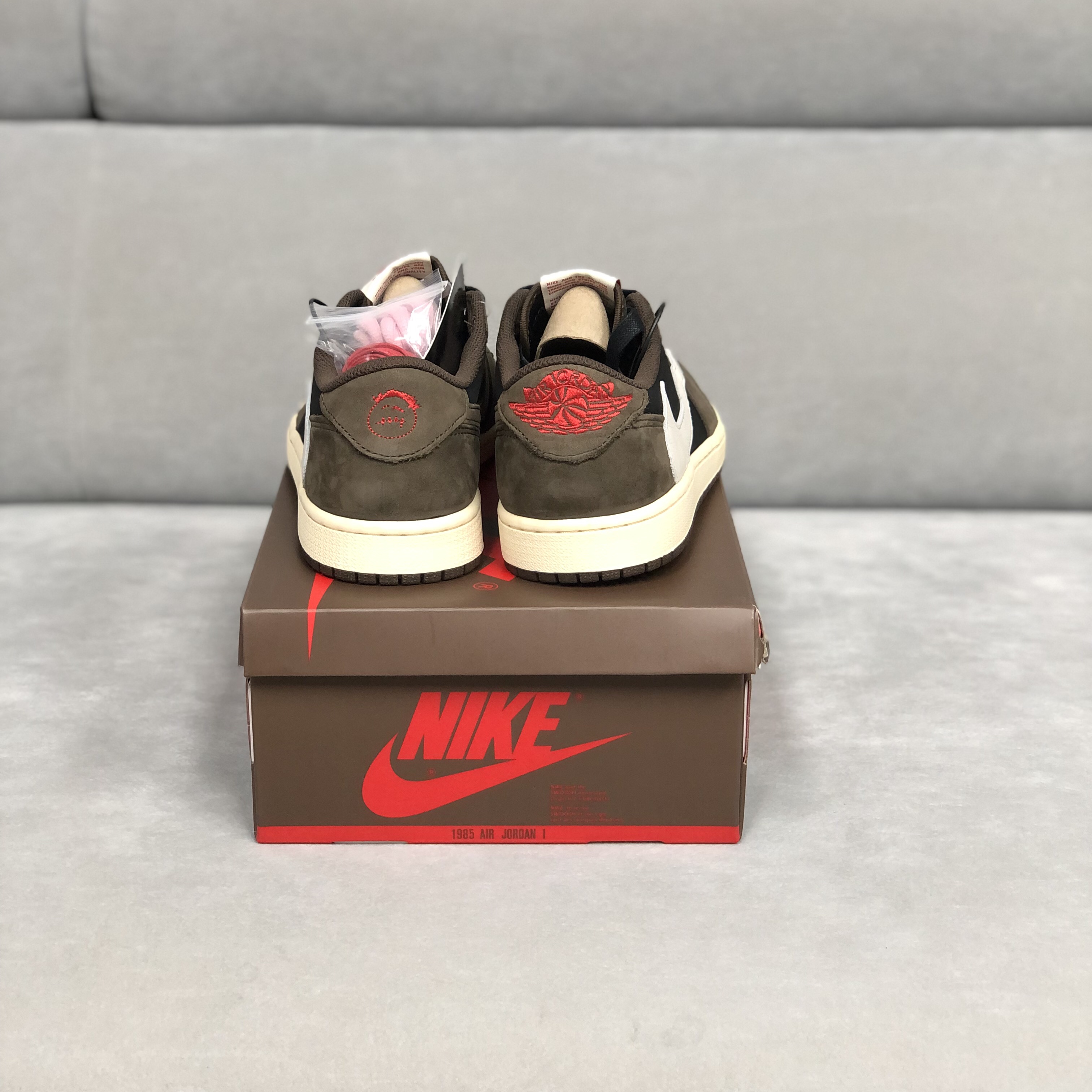 Jordan 1 x Travis Scott Retro Low OG SP Mocha 착용 스타일 - 5