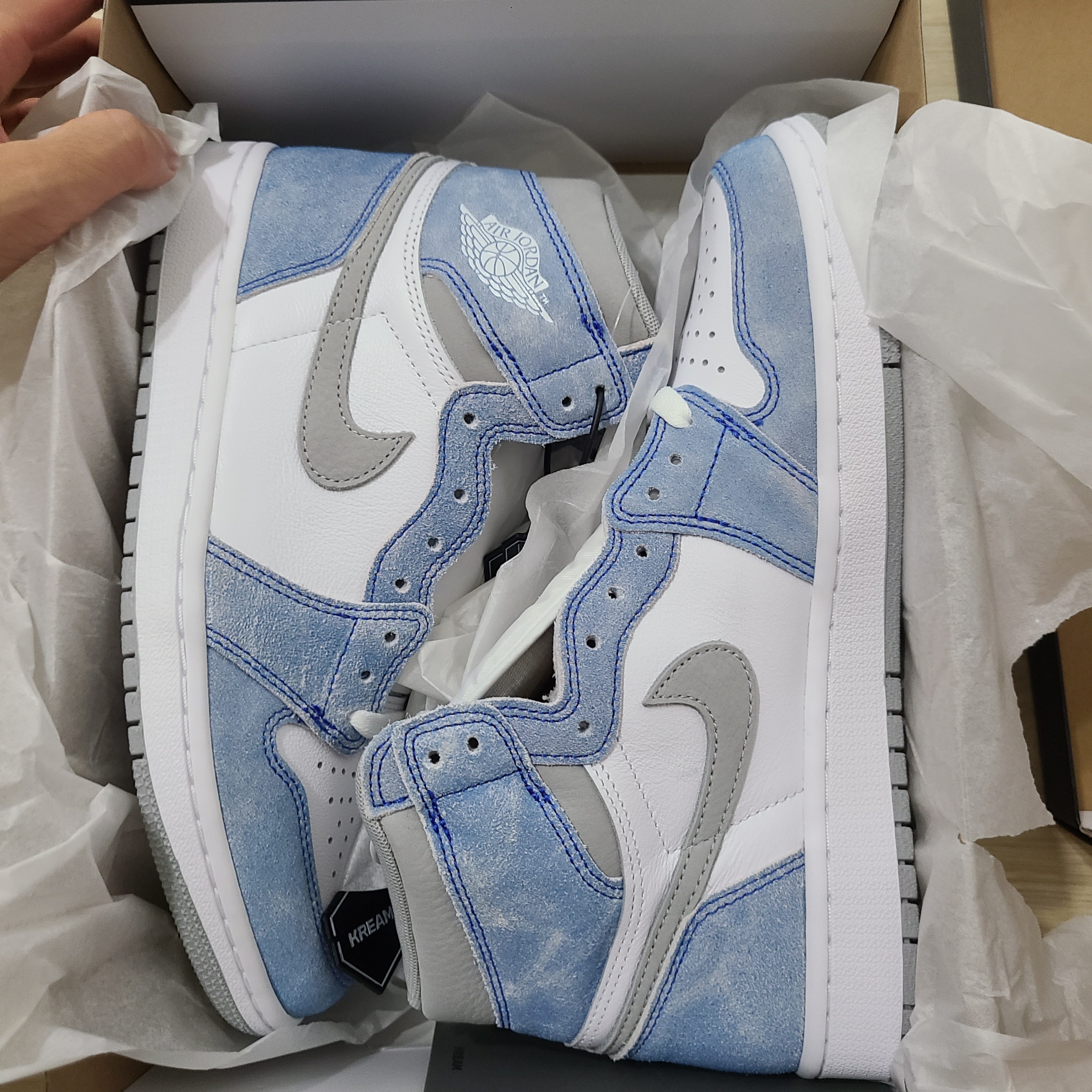 Jordan 1 Retro High OG Hyper Royal 착용 스타일