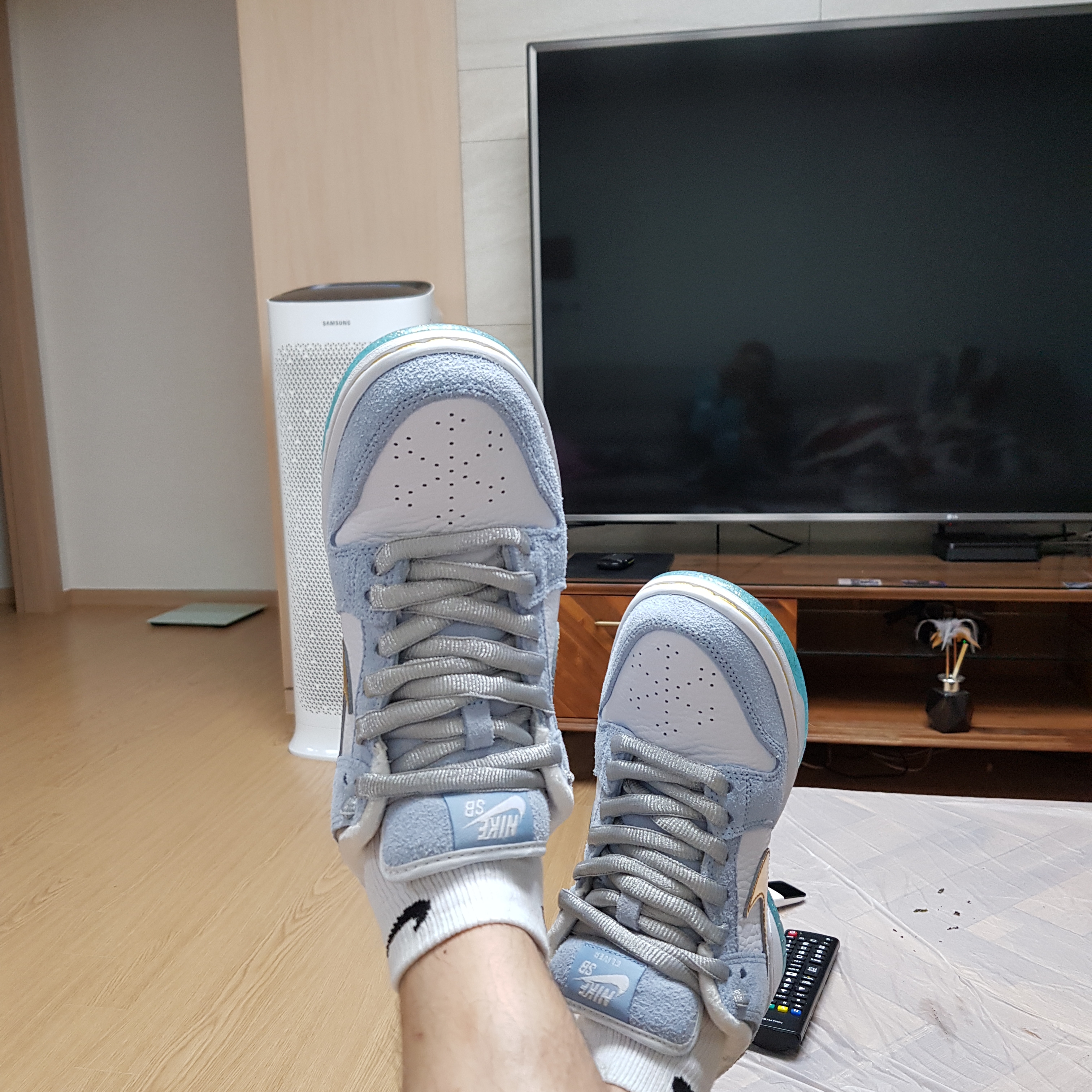 Nike x Sean Cliver SB Dunk Low Holiday Special 착용 스타일 - 5