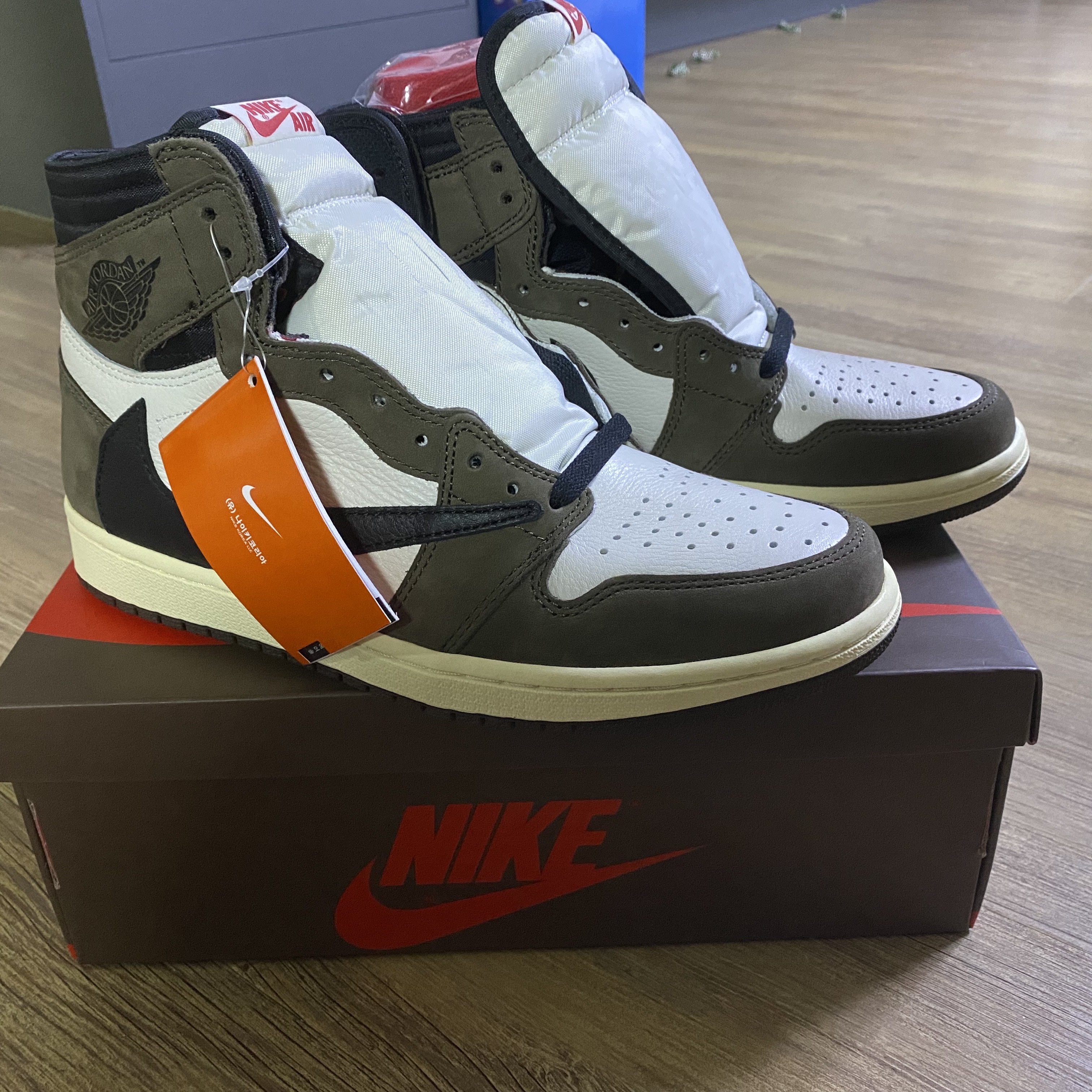Jordan 1 x Travis Scott Retro High OG SP Mocha 착용 스타일 - 1