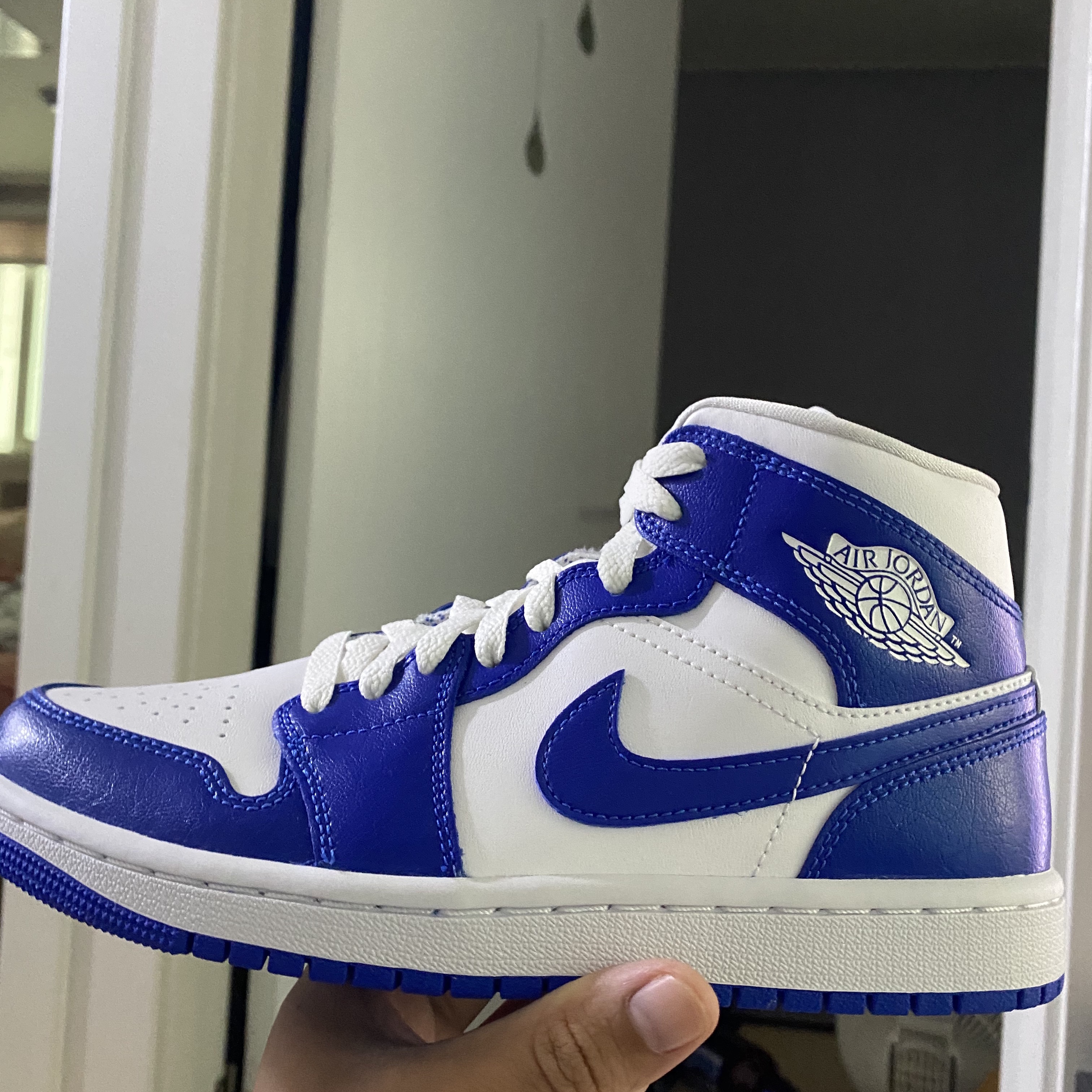 (W) Jordan 1 Mid White Hyper Royal 착용 스타일