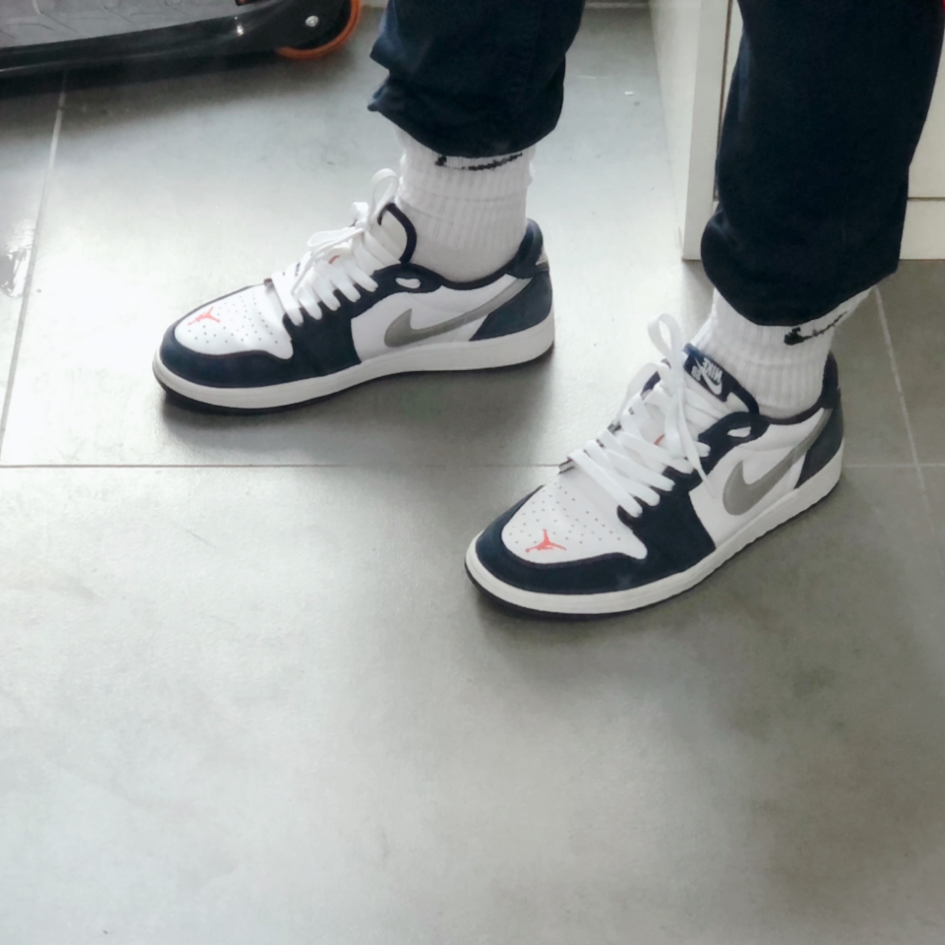 Jordan 1 Low SB Koston Midnight Navy 착용 스타일 - 3