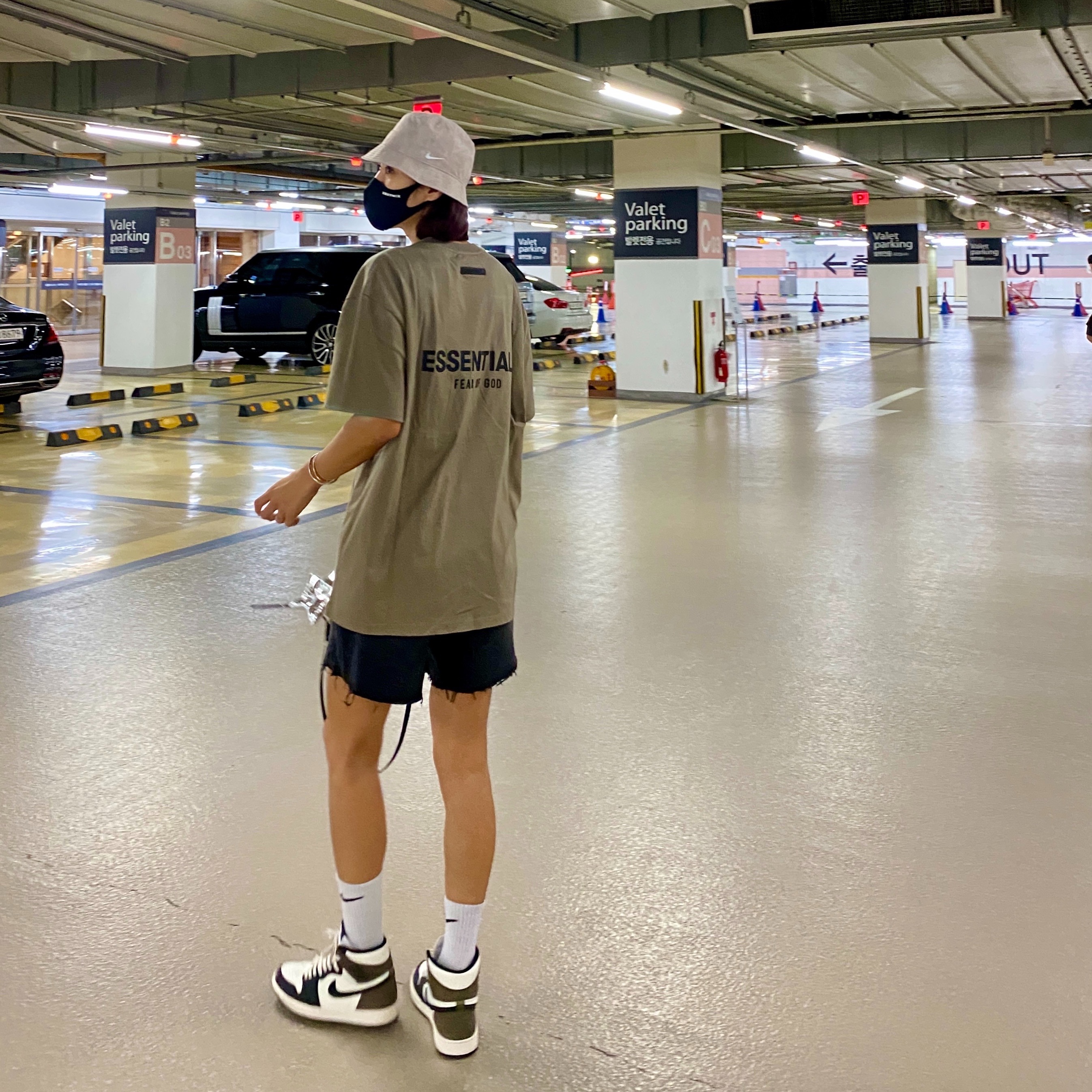 Essentials T-Shirt Taupe - 21SS, Jordan 1 Retro High OG Black Mocha 착용 스타일 - 1