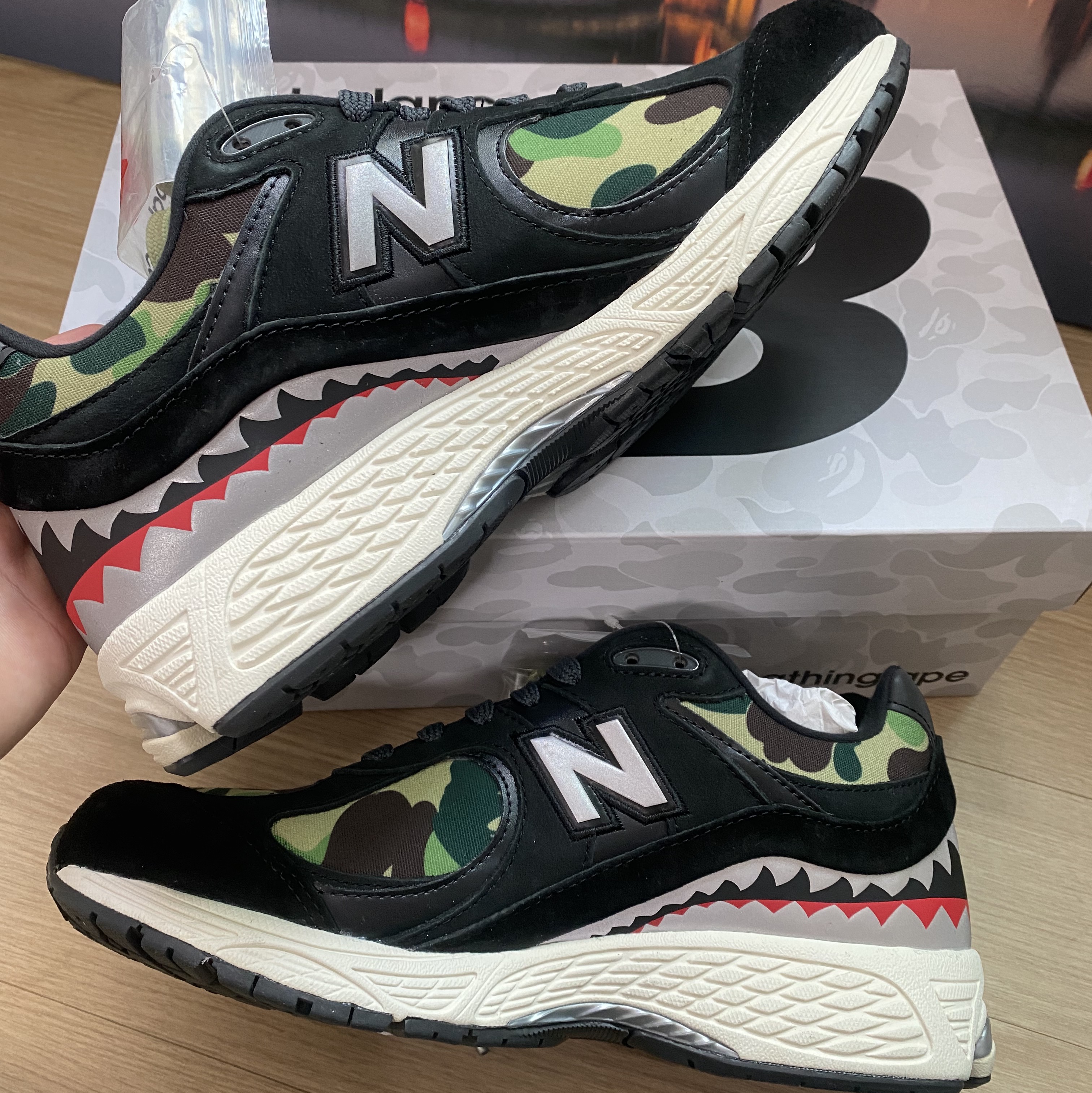 New Balance x BAPE 2002R Black Camo (Special Box) 착용 스타일 - 4