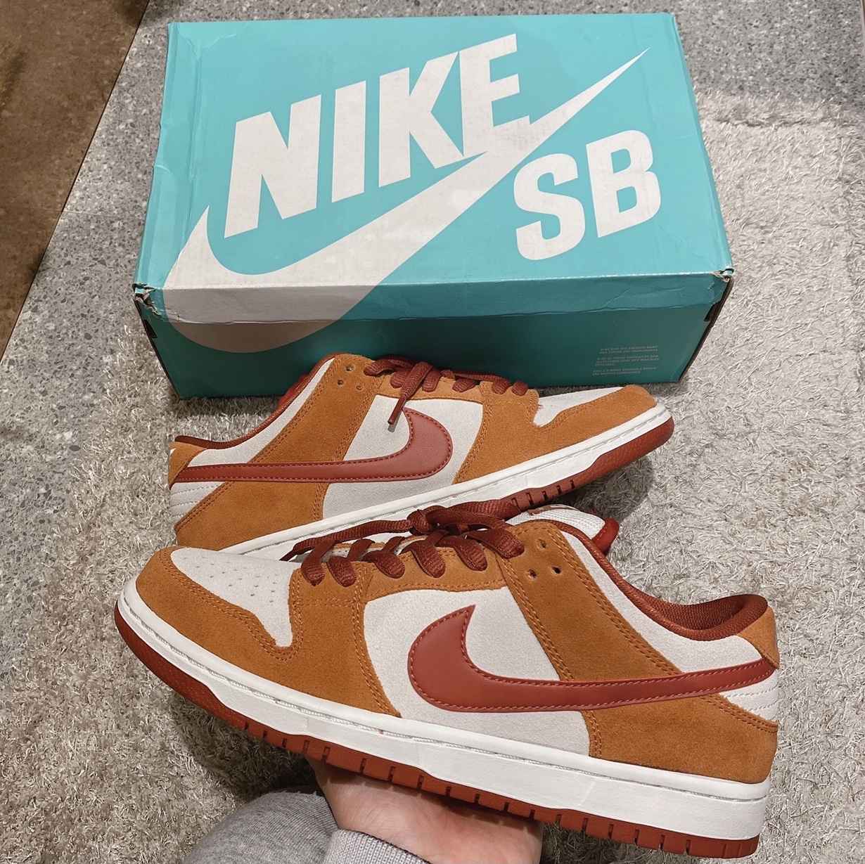 Nike SB Dunk Low Pro Dark Russet 착용 스타일 - 1