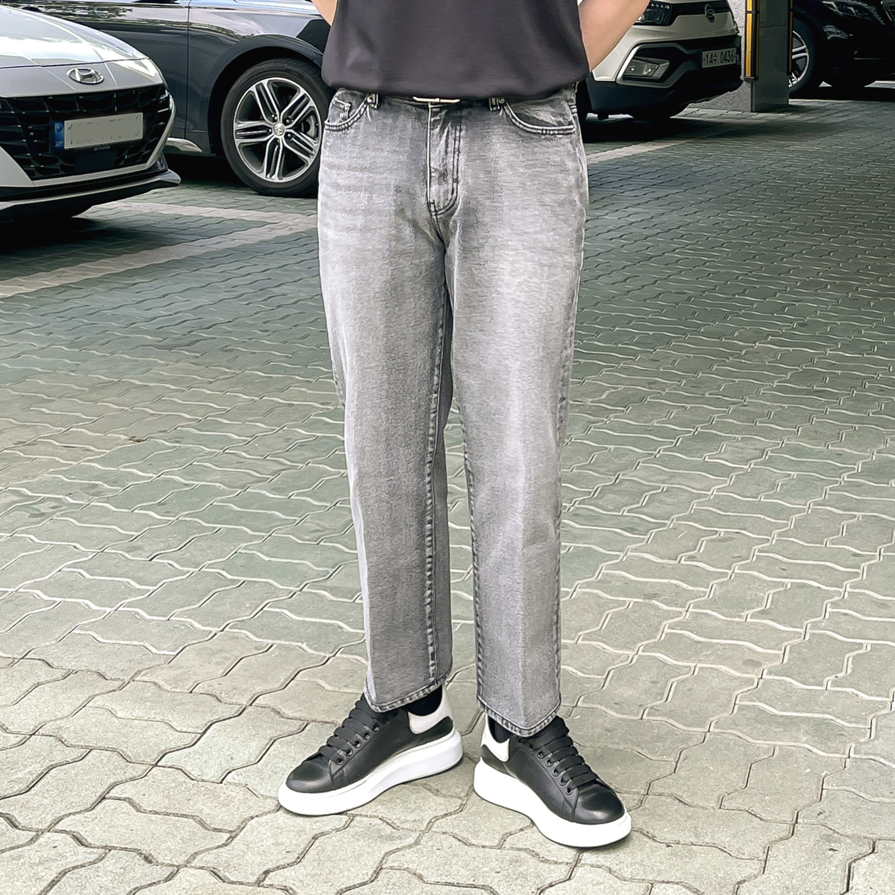 Alexander McQueen Oversized Sneakers Black White 착용 스타일 - 3