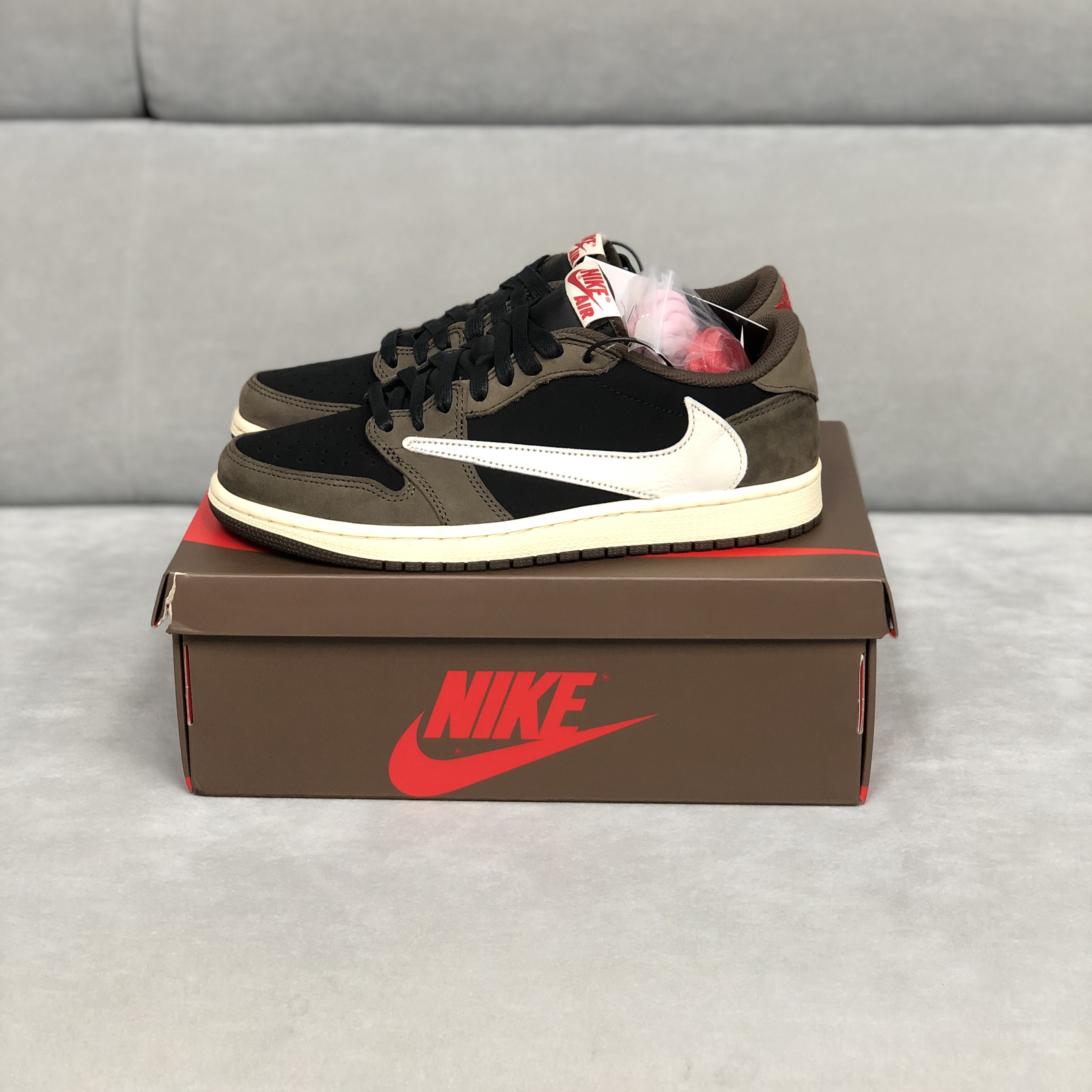 Jordan 1 x Travis Scott Retro Low OG SP Mocha 착용 스타일 - 3
