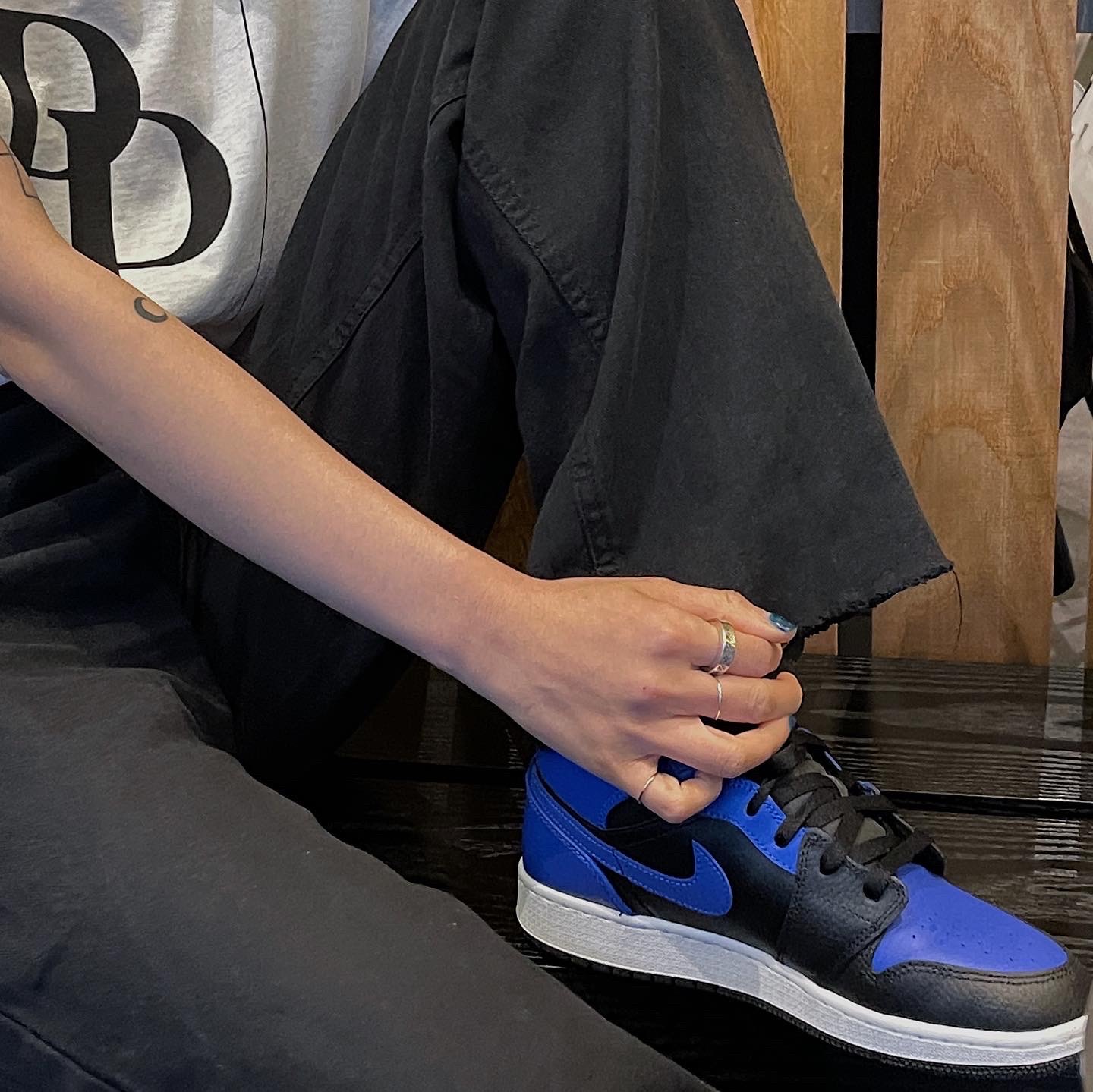Jordan 1 Mid Black Hyper Royal, (GS) Jordan 1 Mid Black Hyper Royal 착용 스타일 - 2